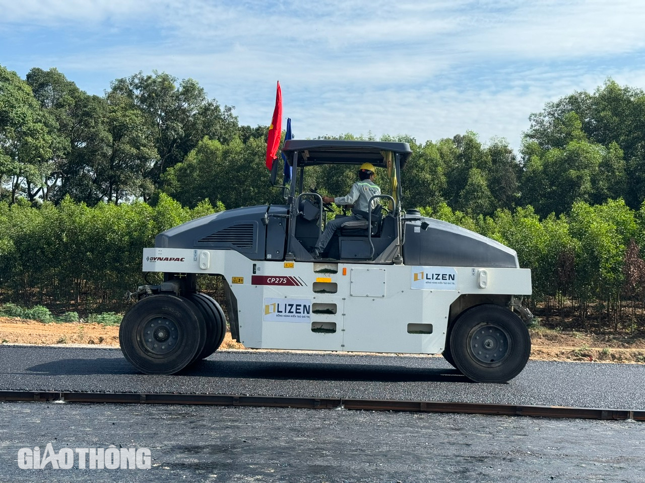 Thảm những m&eacute;t b&ecirc; t&ocirc;ng nhựa đầu ti&ecirc;n tr&ecirc;n cao tốc qua Đồng Nai- Ảnh 3.