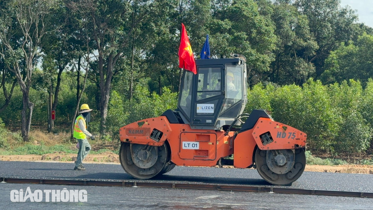 Thảm những m&eacute;t b&ecirc; t&ocirc;ng nhựa đầu ti&ecirc;n tr&ecirc;n cao tốc qua Đồng Nai- Ảnh 4.