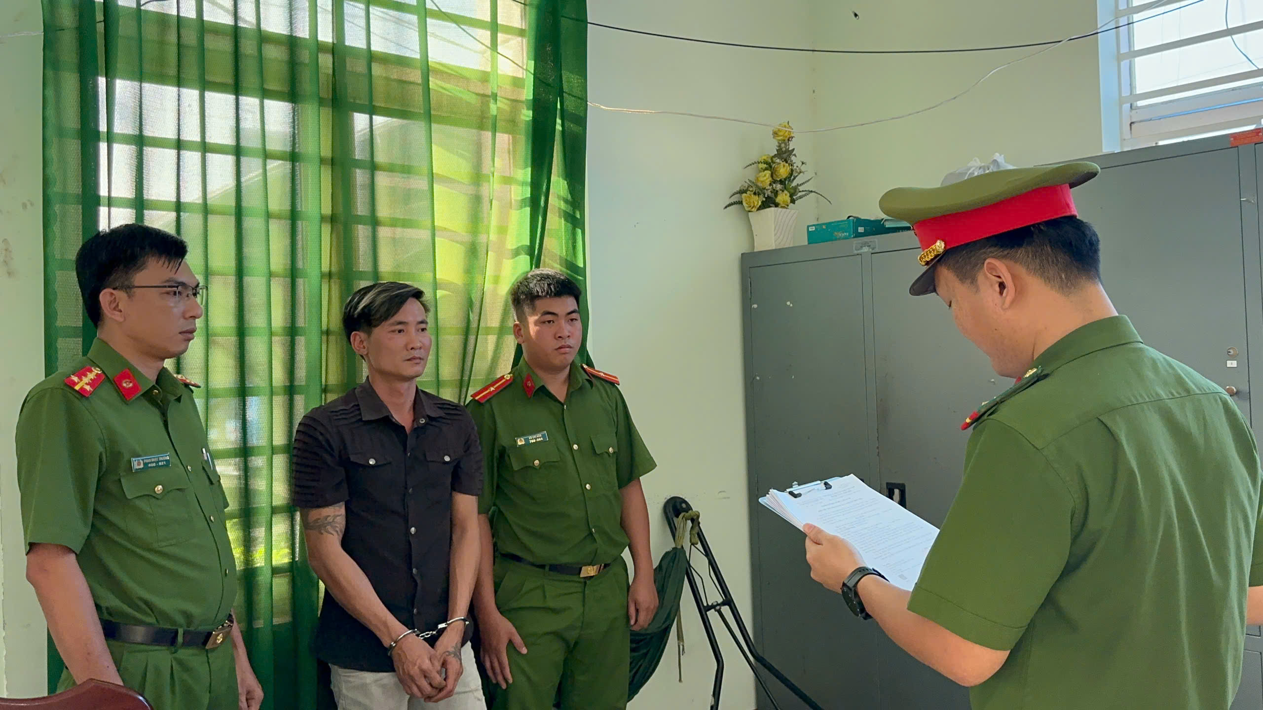 Khởi tố t&agrave;i xế &ocirc; t&ocirc; đ&aacute;nh v&otilde;ng, chặn đầu xe &ocirc; t&ocirc; kh&aacute;c ở B&igrave;nh Dương- Ảnh 1.
