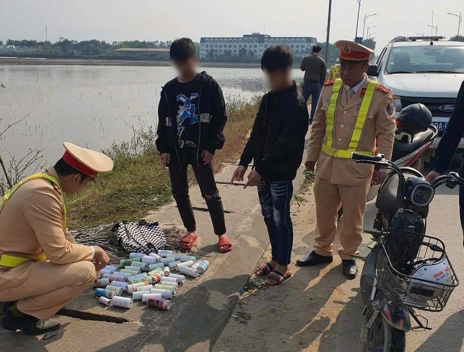 Mua nguy&ecirc;n liệu về tự chế ph&aacute;o nổ, hai thiếu ni&ecirc;n bị khởi tố- Ảnh 1.