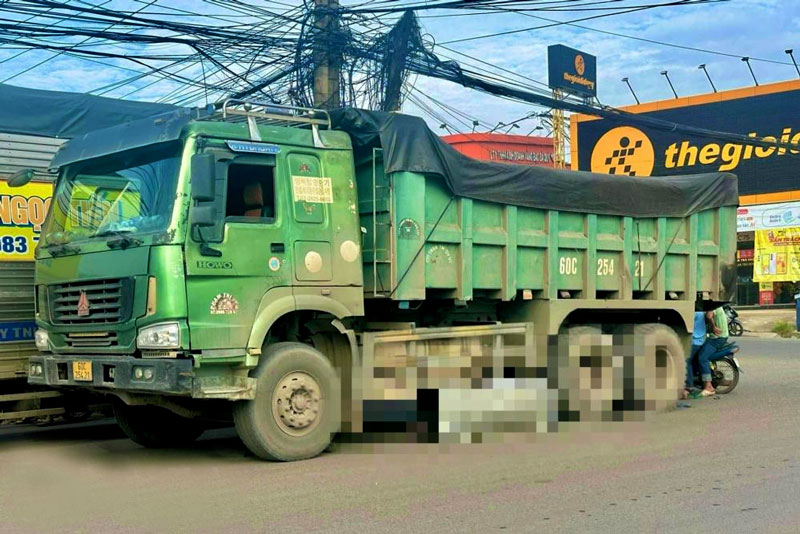 Hiện trường vụ tai nạn khiến người phụ nữ tử vong tại chỗ. Hiện trường vụ tai nạn khiến người phụ nữ tử vong tại chỗ.