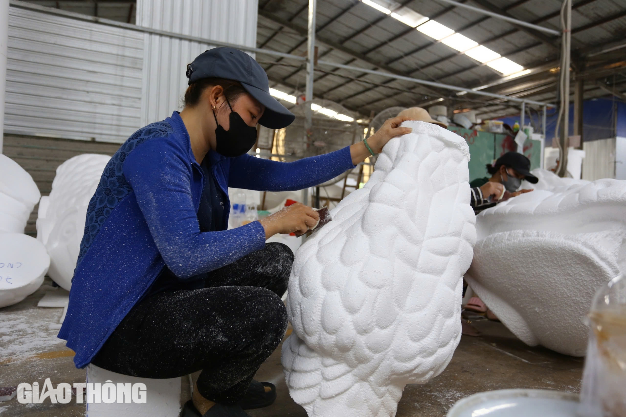 Thợ chế t&aacute;c ở Đồng Nai tỉ mỉ "thổi hồn" v&agrave;o m&ocirc; h&igrave;nh linh vật rắn tết Ất Tỵ- Ảnh 1.