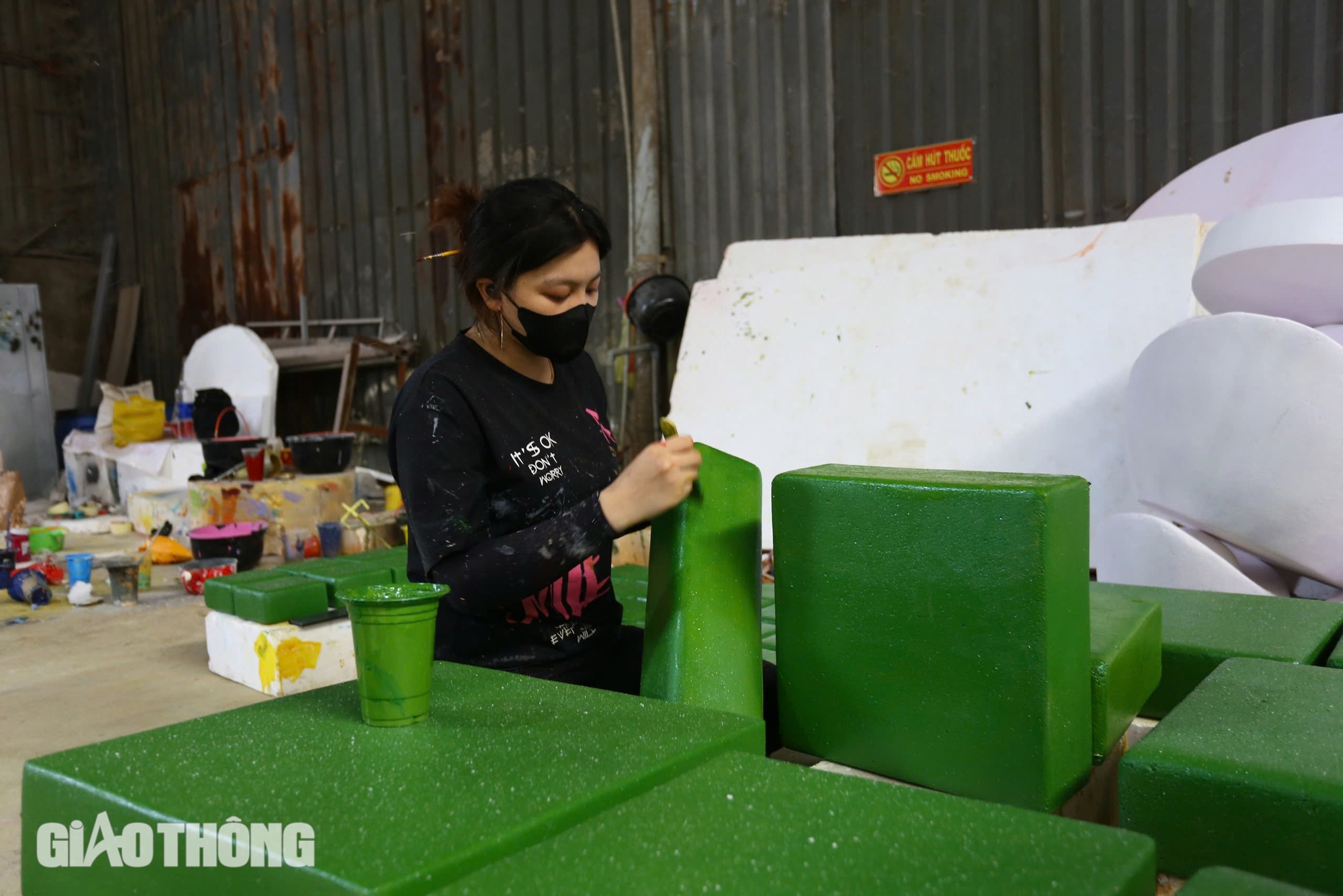 Thợ chế t&aacute;c ở Đồng Nai tỉ mỉ "thổi hồn" v&agrave;o m&ocirc; h&igrave;nh linh vật rắn tết Ất Tỵ- Ảnh 9.