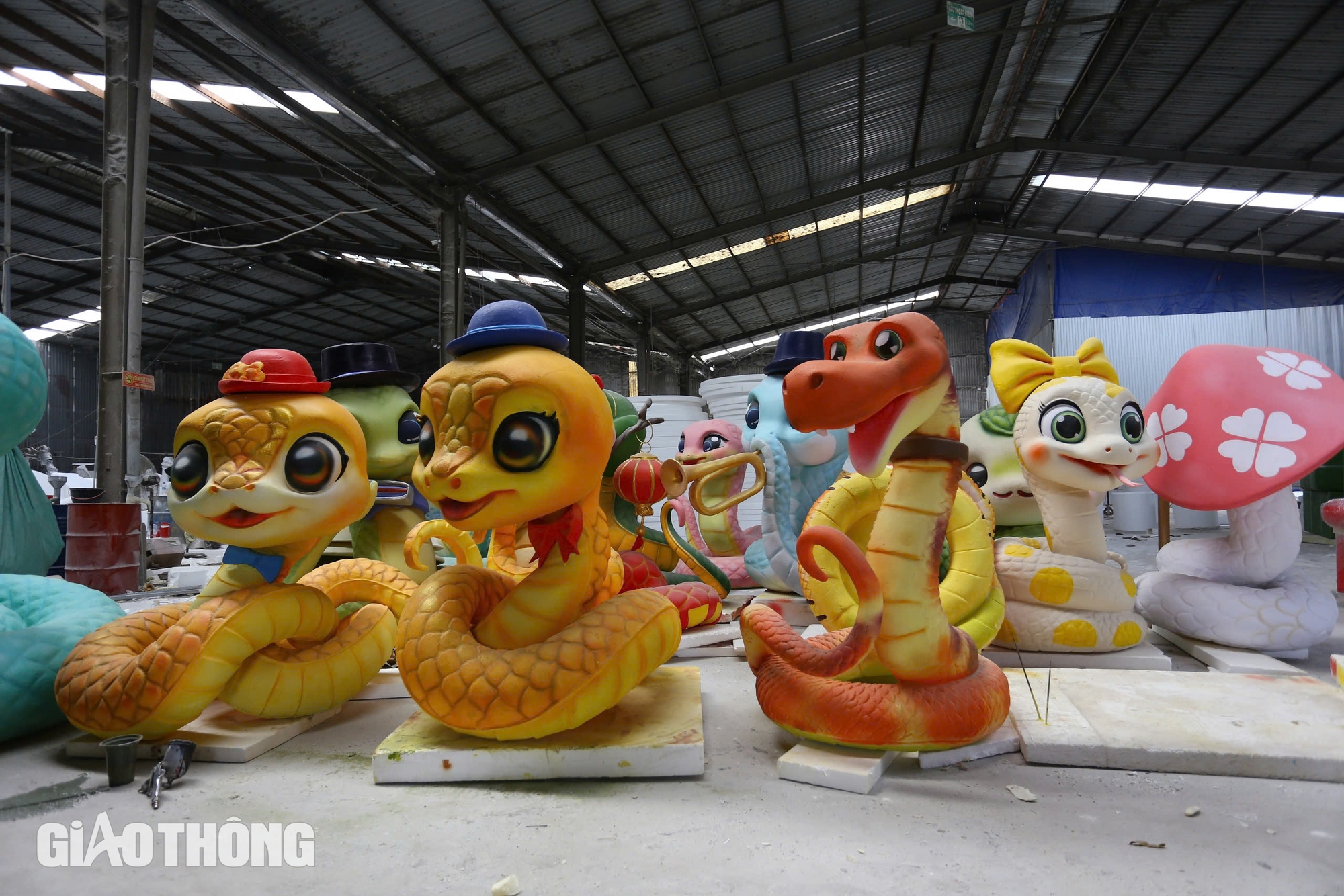 Thợ chế t&aacute;c ở Đồng Nai tỉ mỉ "thổi hồn" v&agrave;o m&ocirc; h&igrave;nh linh vật rắn tết Ất Tỵ- Ảnh 2.