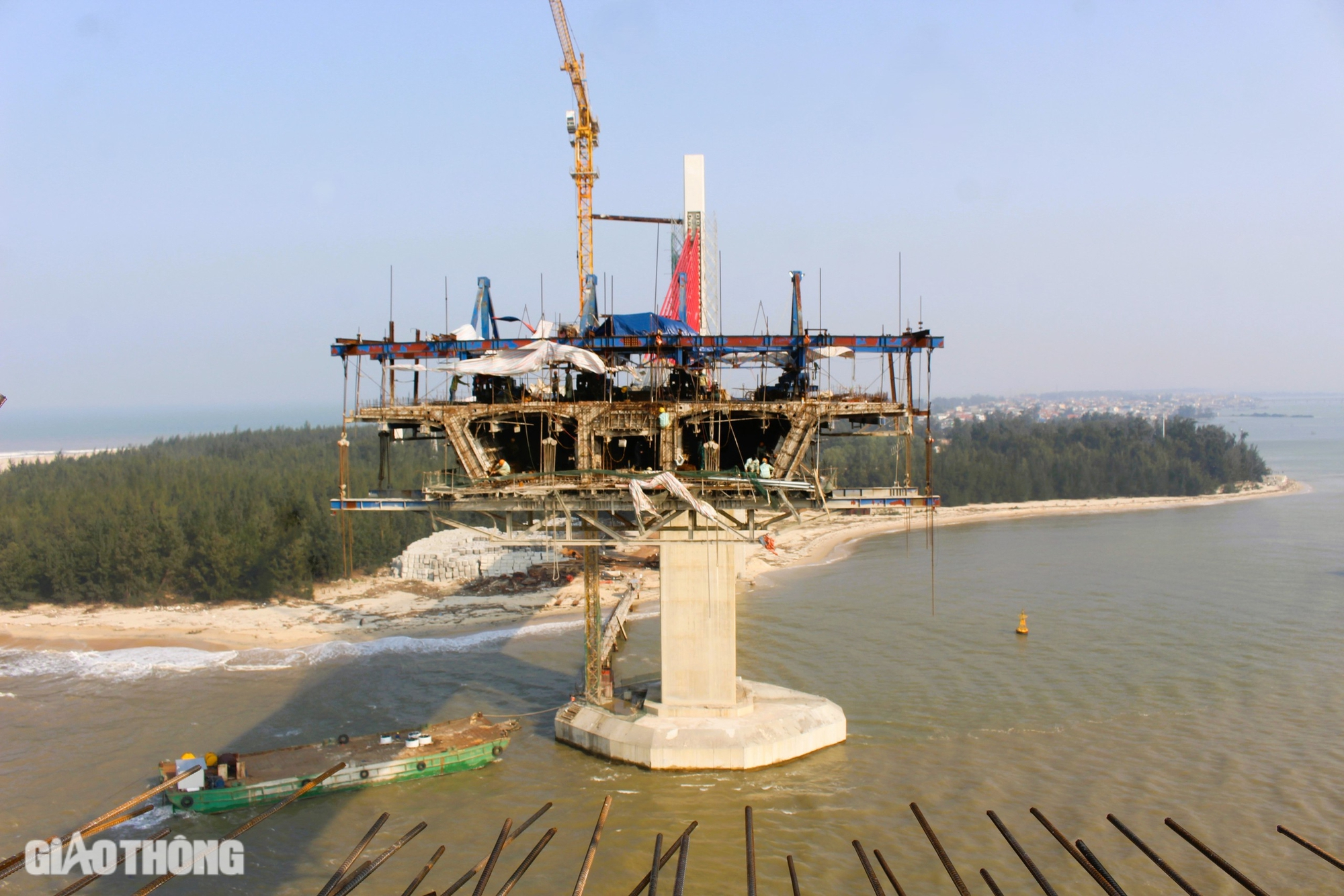 Cận cảnh c&ocirc;ng tr&igrave;nh cầu d&agrave;i 2,3km qua cửa biển ở Huế sắp hợp long- Ảnh 2.