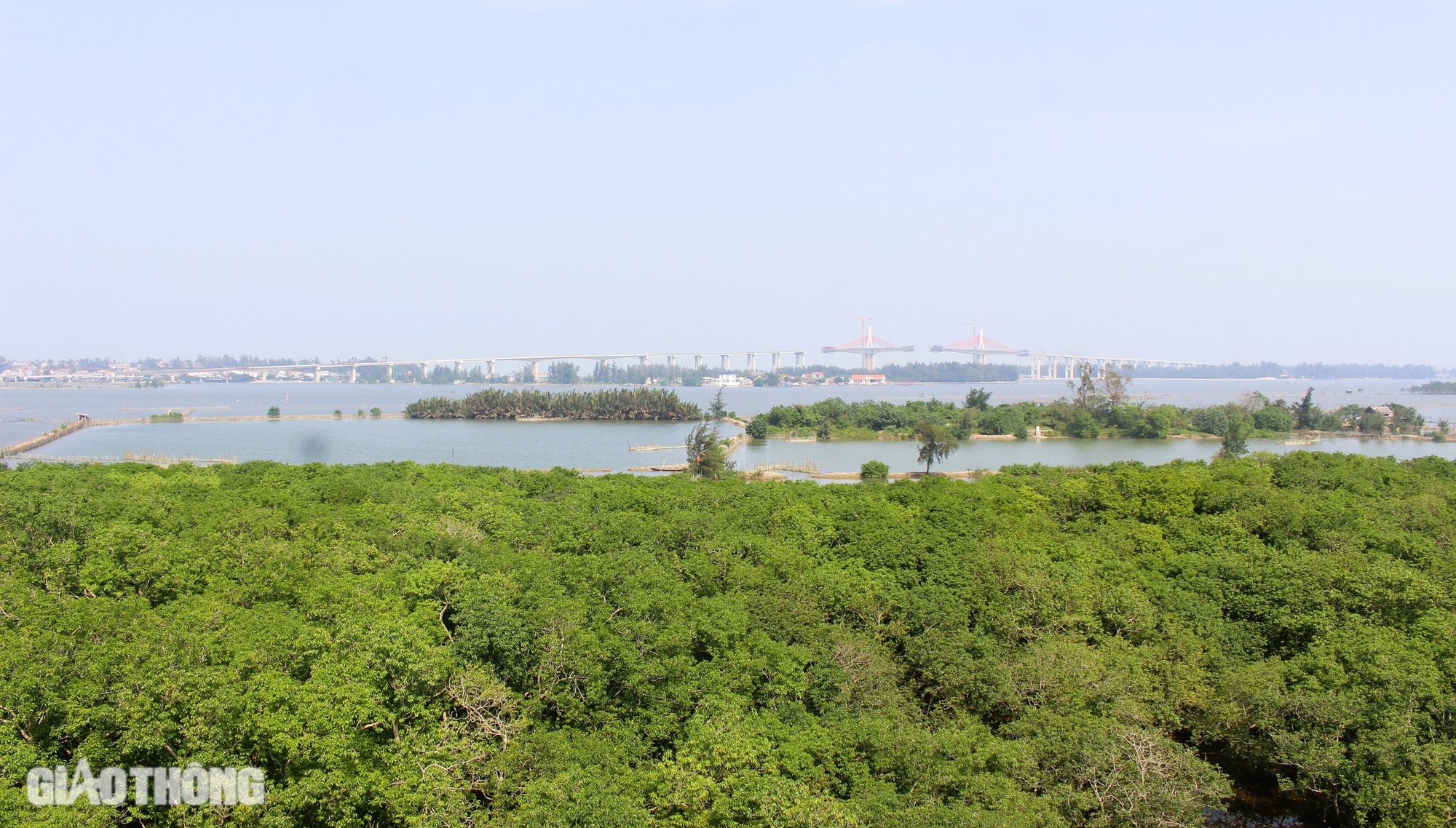 Cận cảnh c&ocirc;ng tr&igrave;nh cầu d&agrave;i 2,3km qua cửa biển ở Huế sắp hợp long- Ảnh 4.