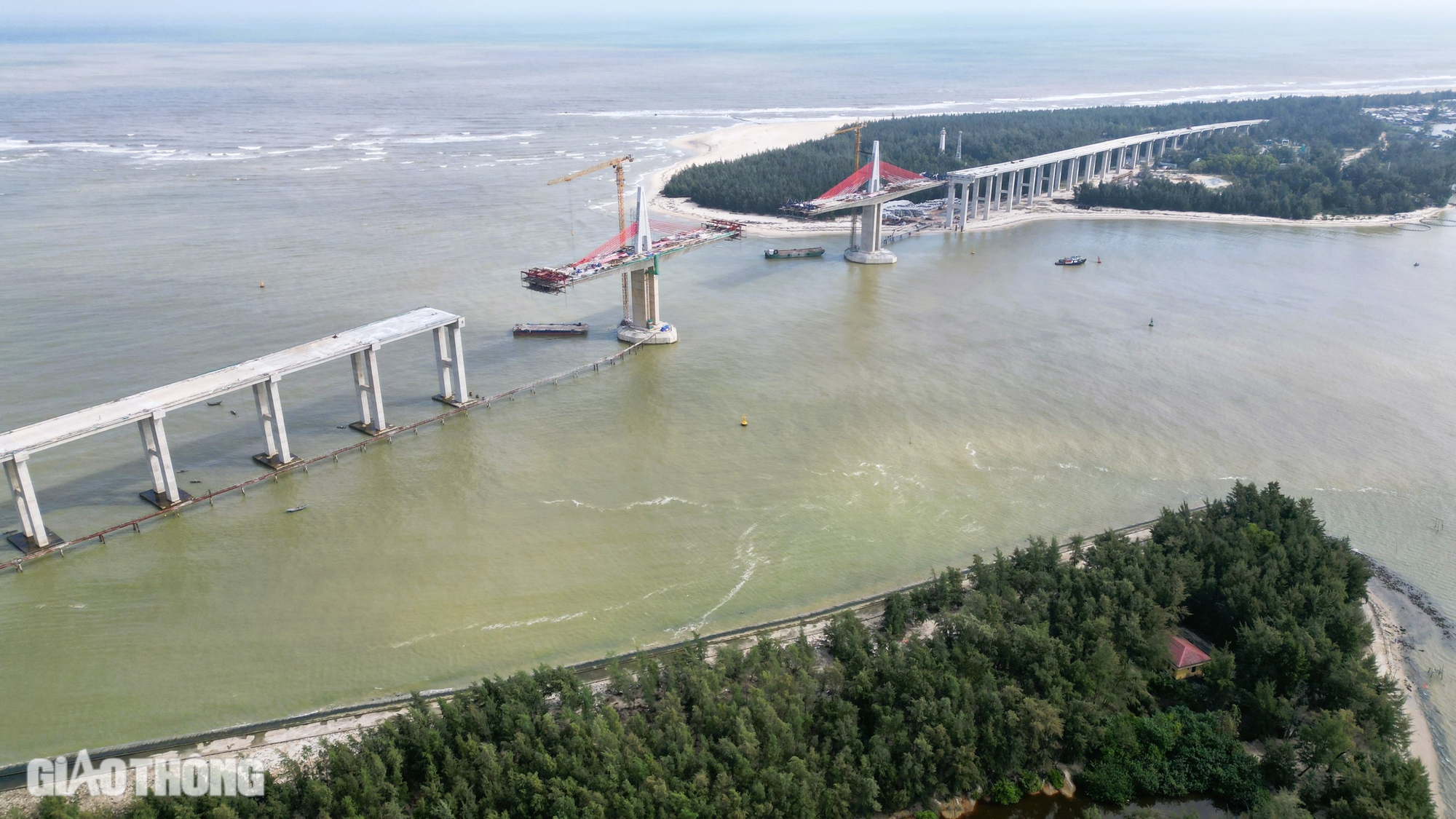 Cận cảnh c&ocirc;ng tr&igrave;nh cầu d&agrave;i 2,3km qua cửa biển ở Huế sắp hợp long- Ảnh 5.