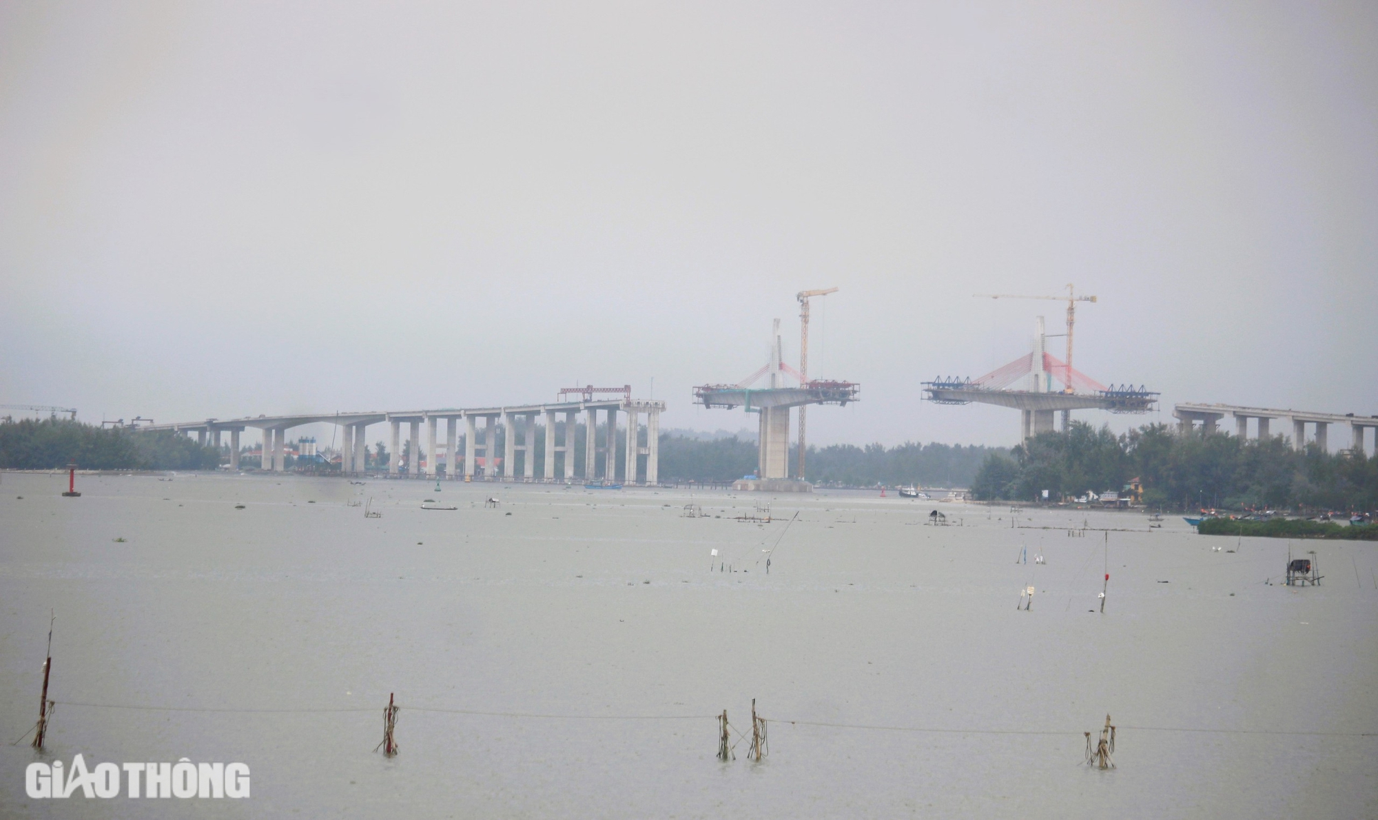 Cận cảnh c&ocirc;ng tr&igrave;nh cầu d&agrave;i 2,3km qua cửa biển ở Huế sắp hợp long- Ảnh 8.