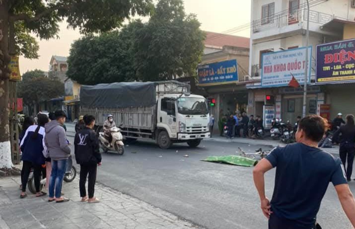 Người đ&agrave;n &ocirc;ng đi xe đạp tử vong sau va chạm với xe tải - Ảnh 1.
