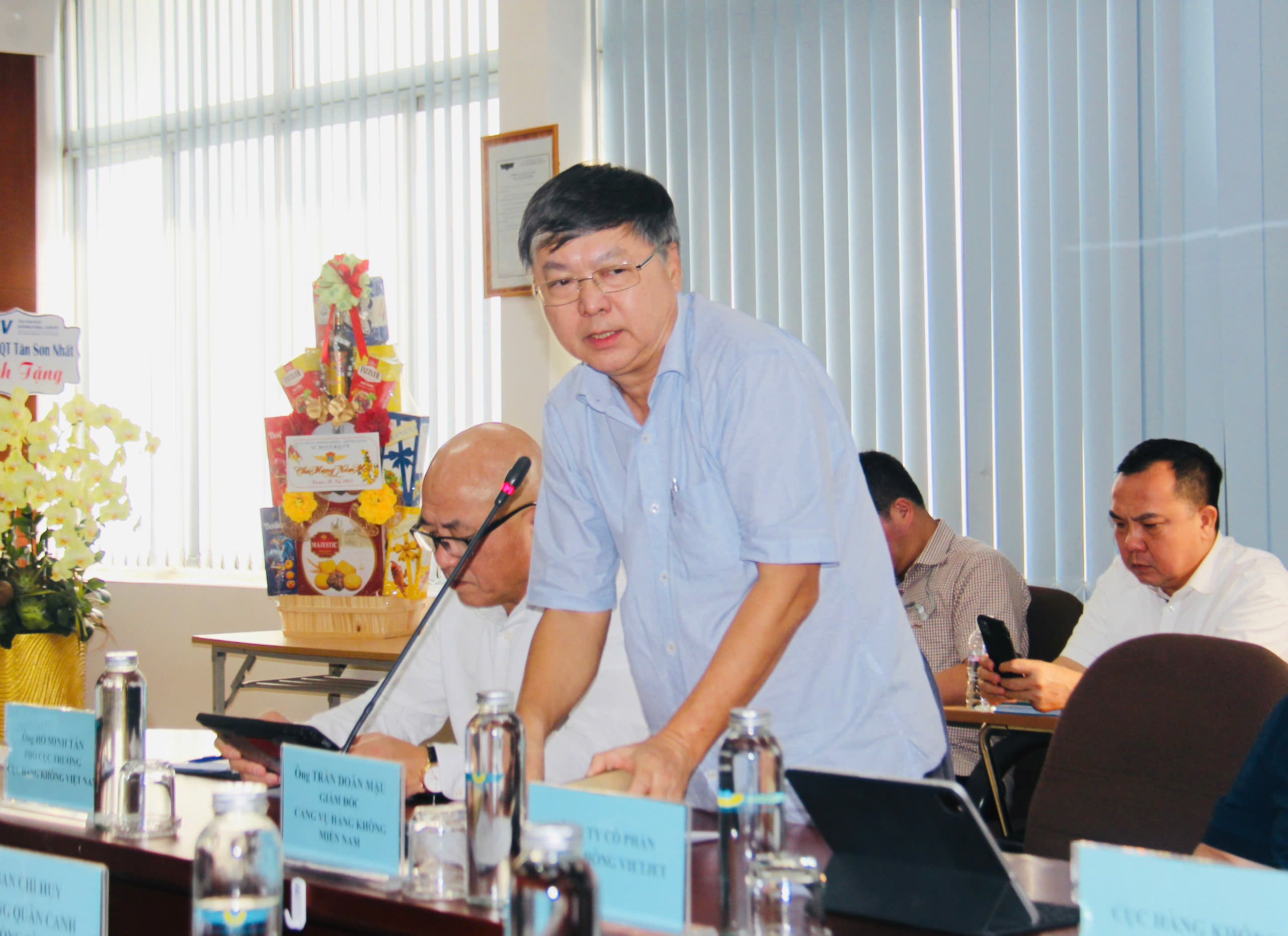 Dùng xe buýt chuyển khách ra ngoài sân bay Tân Sơn Nhất để tránh ùn tắc- Ảnh 2. Dùng xe buýt chuyển khách ra ngoài sân bay Tân Sơn Nhất để tránh ùn tắc- Ảnh 2.