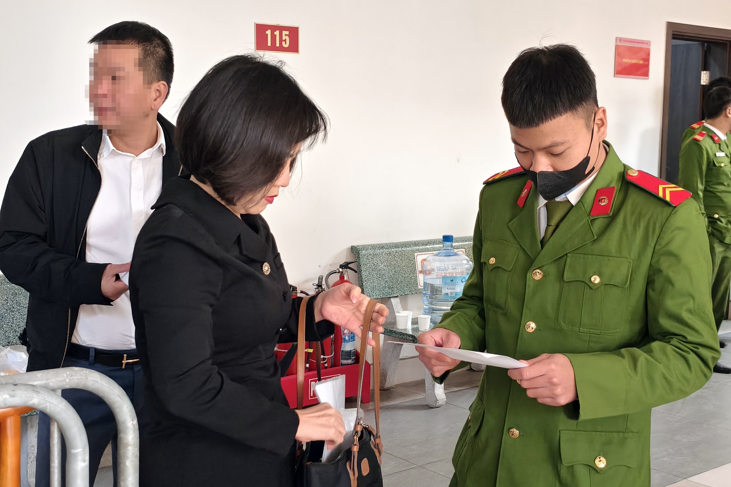 &Ocirc;ng Mai Tiến Dũng được hai người d&igrave;u đến t&ograve;a trong phi&ecirc;n xử vụ &aacute;n Đại Ninh- Ảnh 5.