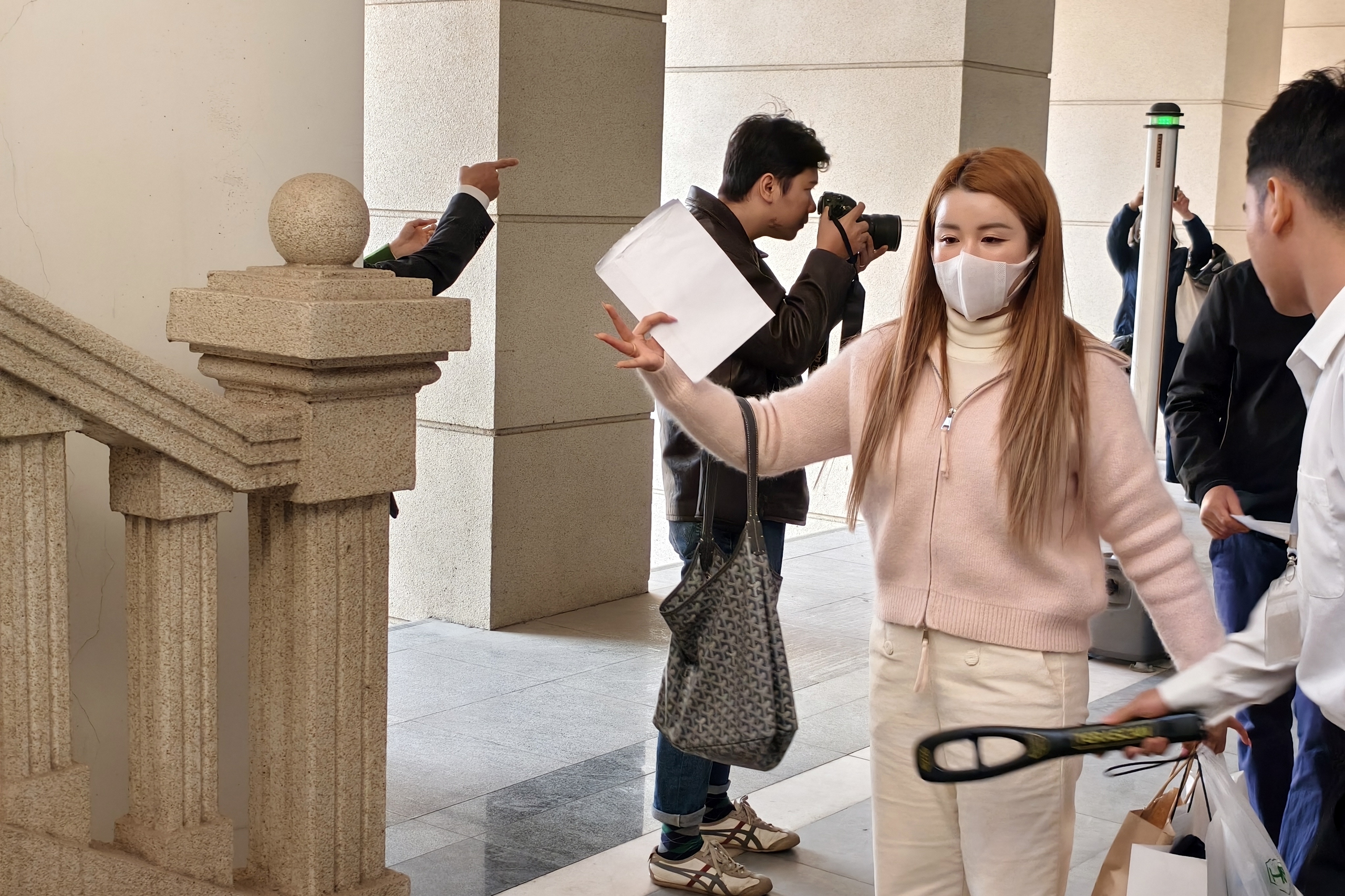 &Ocirc;ng Mai Tiến Dũng được hai người d&igrave;u đến t&ograve;a trong phi&ecirc;n xử vụ &aacute;n Đại Ninh- Ảnh 7.