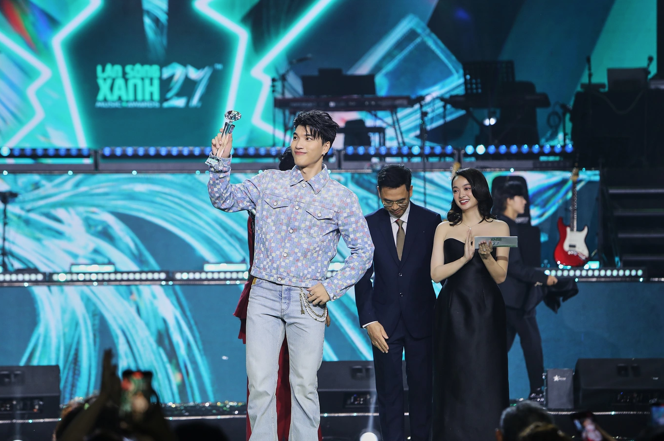 Hiếu Thứ Hai n&oacute;i g&igrave; khi "vượt mặt" Sơn T&ugrave;ng M-TP ở L&agrave;n S&oacute;ng Xanh?- Ảnh 1.