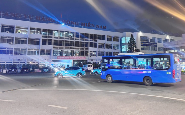 D&ugrave;ng xe bu&yacute;t chuyển kh&aacute;ch ra ngo&agrave;i s&acirc;n bay T&acirc;n Sơn Nhất để tr&aacute;nh &ugrave;n tắc