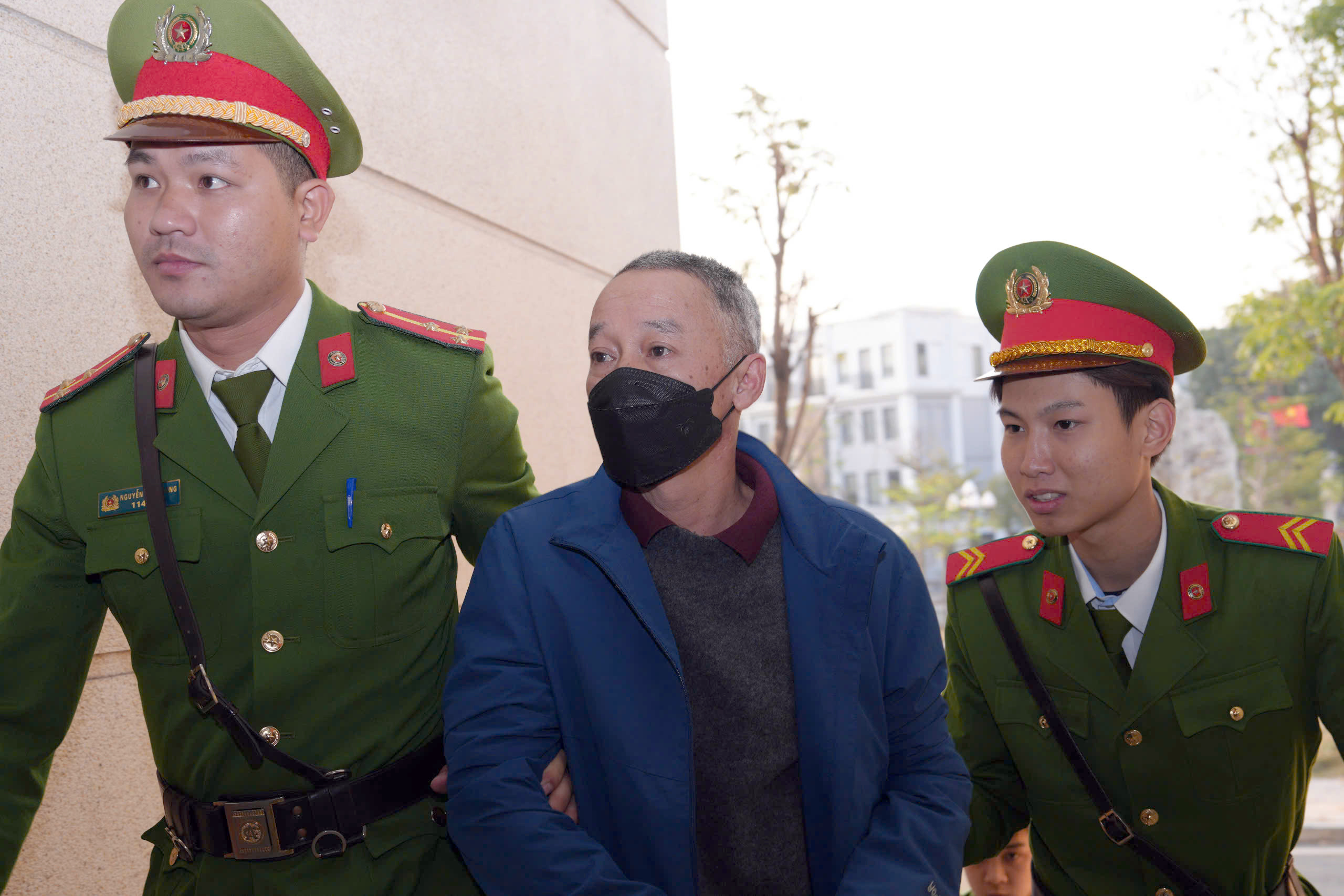 &Ocirc;ng Mai Tiến Dũng được hai người d&igrave;u đến t&ograve;a trong phi&ecirc;n xử vụ &aacute;n Đại Ninh- Ảnh 2.