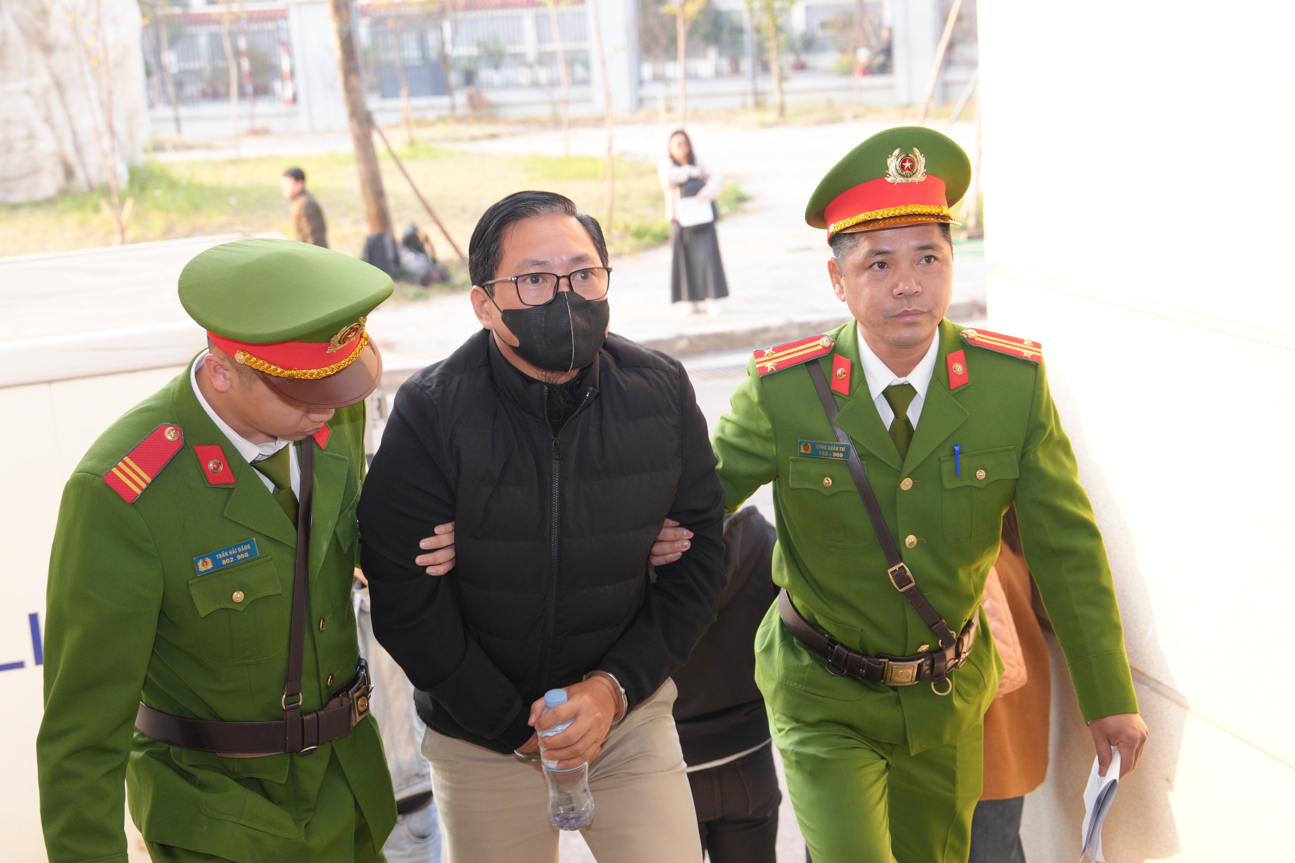 &Ocirc;ng Mai Tiến Dũng được hai người d&igrave;u đến t&ograve;a trong phi&ecirc;n xử vụ &aacute;n Đại Ninh- Ảnh 1.