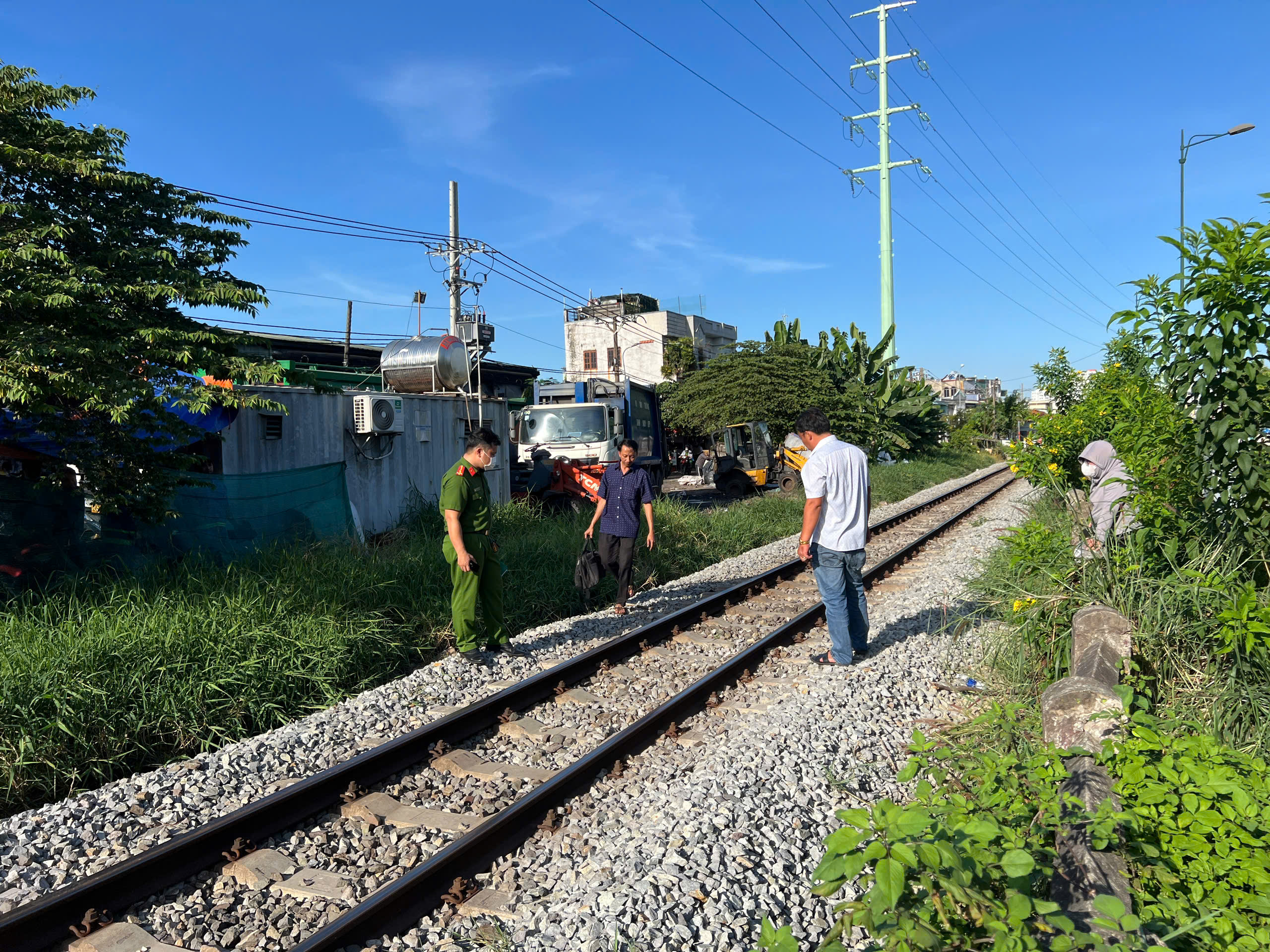 Đi bộ tr&ecirc;n đường ray, người đ&agrave;n &ocirc;ng bị t&agrave;u hỏa t&ocirc;ng tử vong- Ảnh 1.