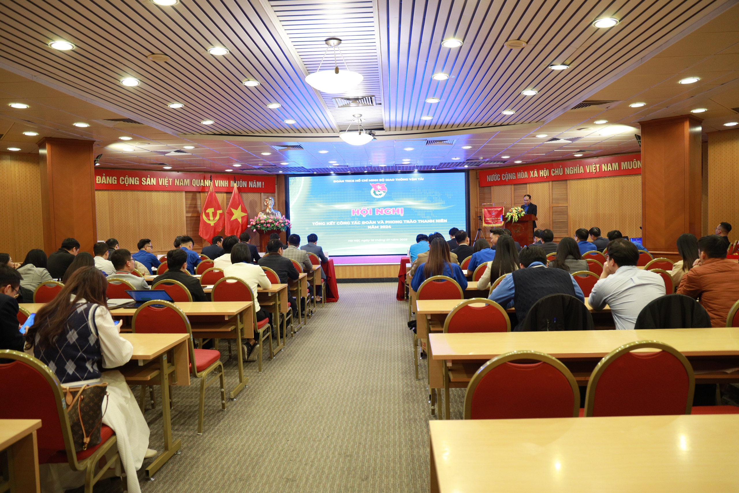 Đo&agrave;n Bộ GTVT nhận Cờ thi đua xuất sắc của Đo&agrave;n khối c&aacute;c cơ quan Trung ương- Ảnh 1.