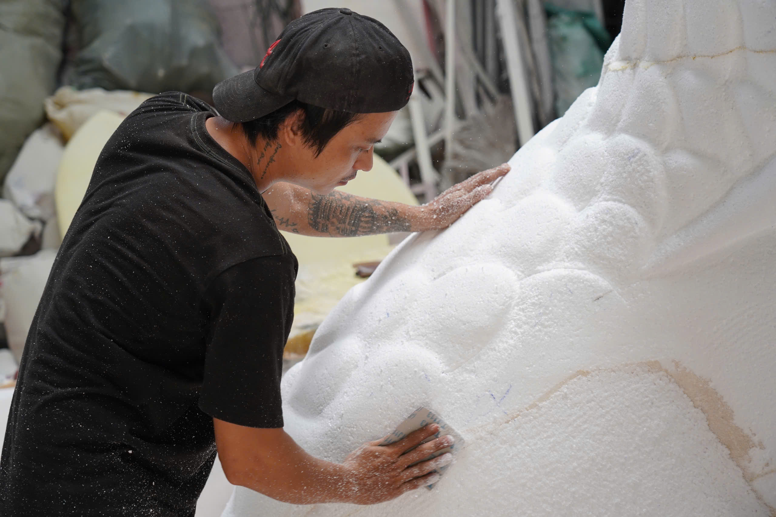 Gấp r&uacute;t ho&agrave;n thiện đ&ocirc;i linh vật rắn khổng lồ trang tr&iacute; Tết ở đường hoa Nguyễn Huệ- Ảnh 3.