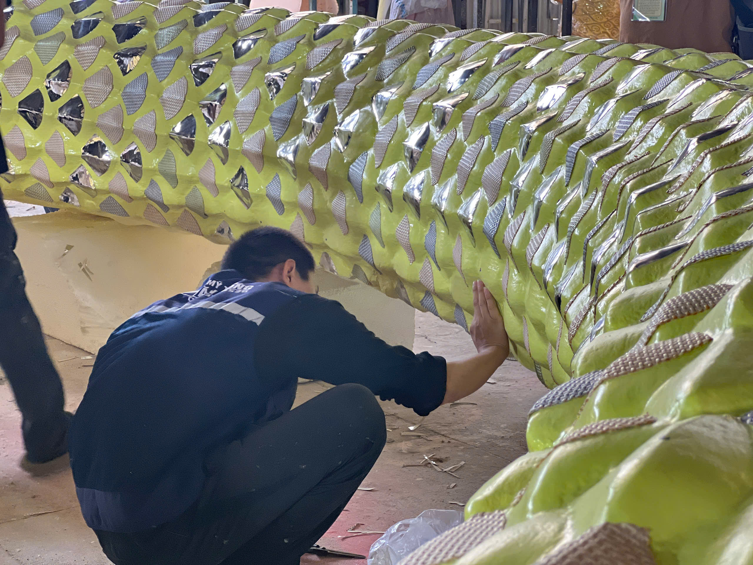 Gấp r&uacute;t ho&agrave;n thiện đ&ocirc;i linh vật rắn khổng lồ trang tr&iacute; Tết ở đường hoa Nguyễn Huệ- Ảnh 6.