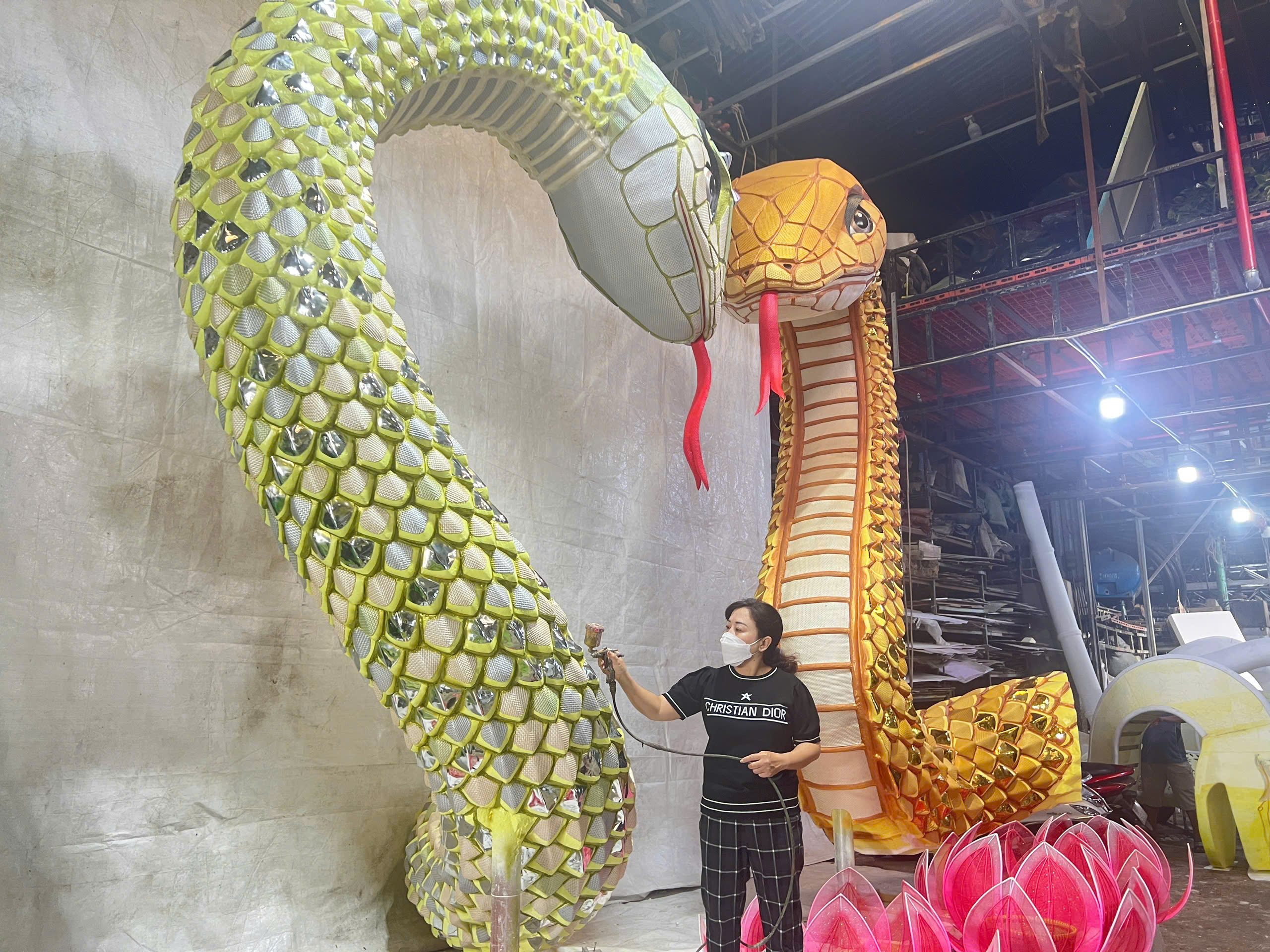 Gấp r&uacute;t ho&agrave;n thiện đ&ocirc;i linh vật rắn khổng lồ trang tr&iacute; Tết ở đường hoa Nguyễn Huệ- Ảnh 1.