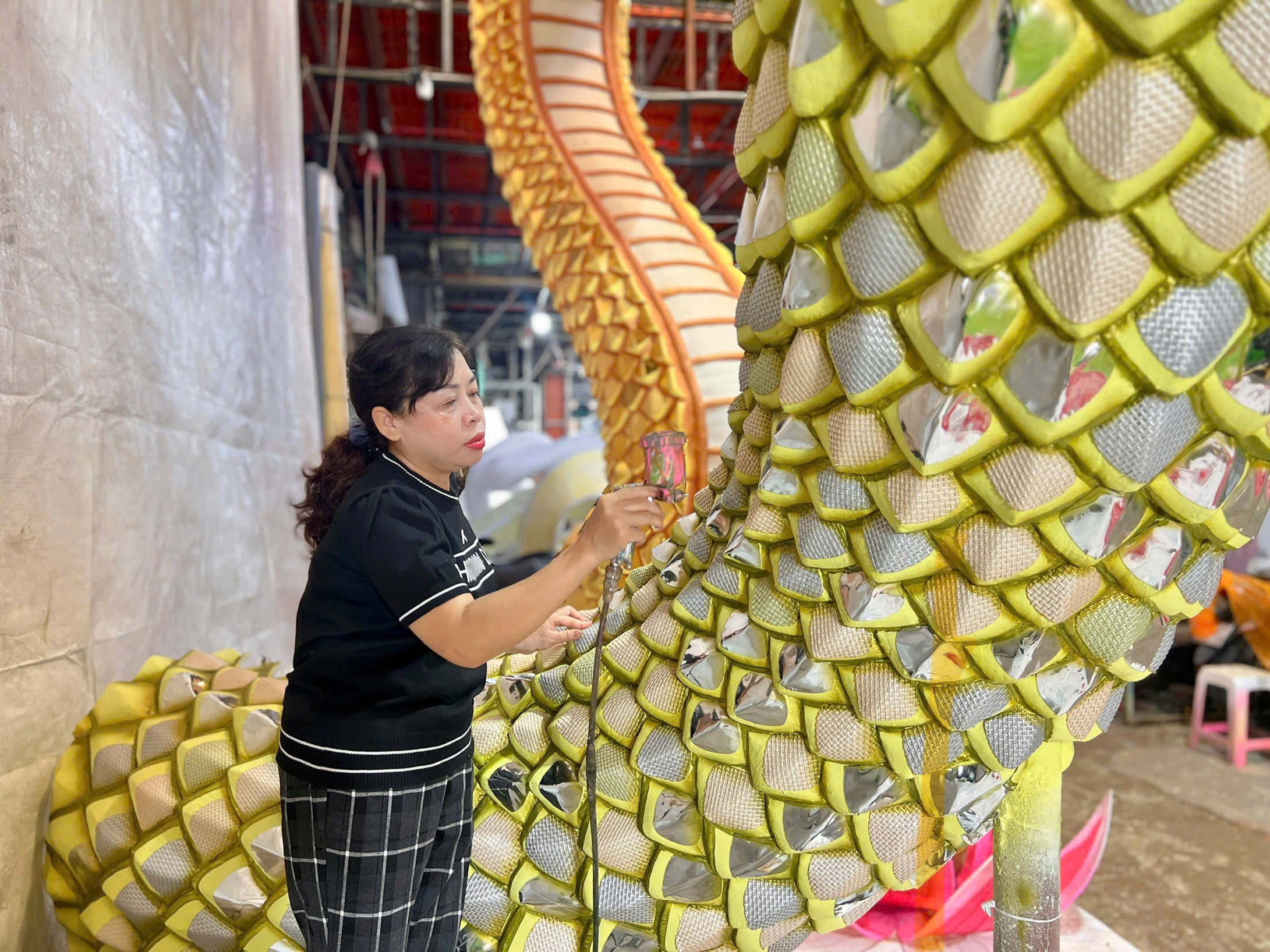 Gấp r&uacute;t ho&agrave;n thiện đ&ocirc;i linh vật rắn khổng lồ trang tr&iacute; Tết ở đường hoa Nguyễn Huệ- Ảnh 2.