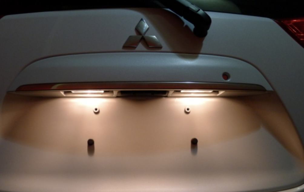 Đ&egrave;n soi biển số sau kh&ocirc;ng s&aacute;ng, &ocirc; t&ocirc; c&oacute; được đăng kiểm?- Ảnh 1.