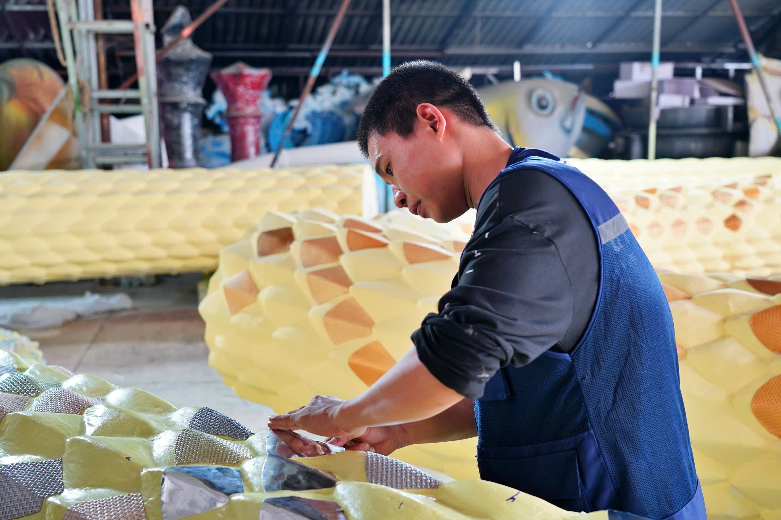 Gấp r&uacute;t ho&agrave;n thiện đ&ocirc;i linh vật rắn khổng lồ trang tr&iacute; Tết ở đường hoa Nguyễn Huệ- Ảnh 4.