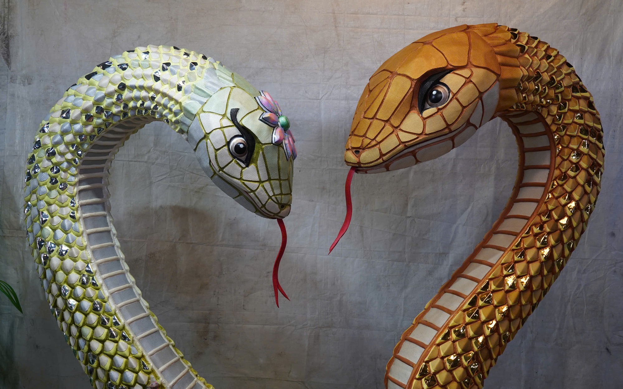 Gấp r&uacute;t ho&agrave;n thiện đ&ocirc;i linh vật rắn khổng lồ trang tr&iacute; Tết ở đường hoa Nguyễn Huệ