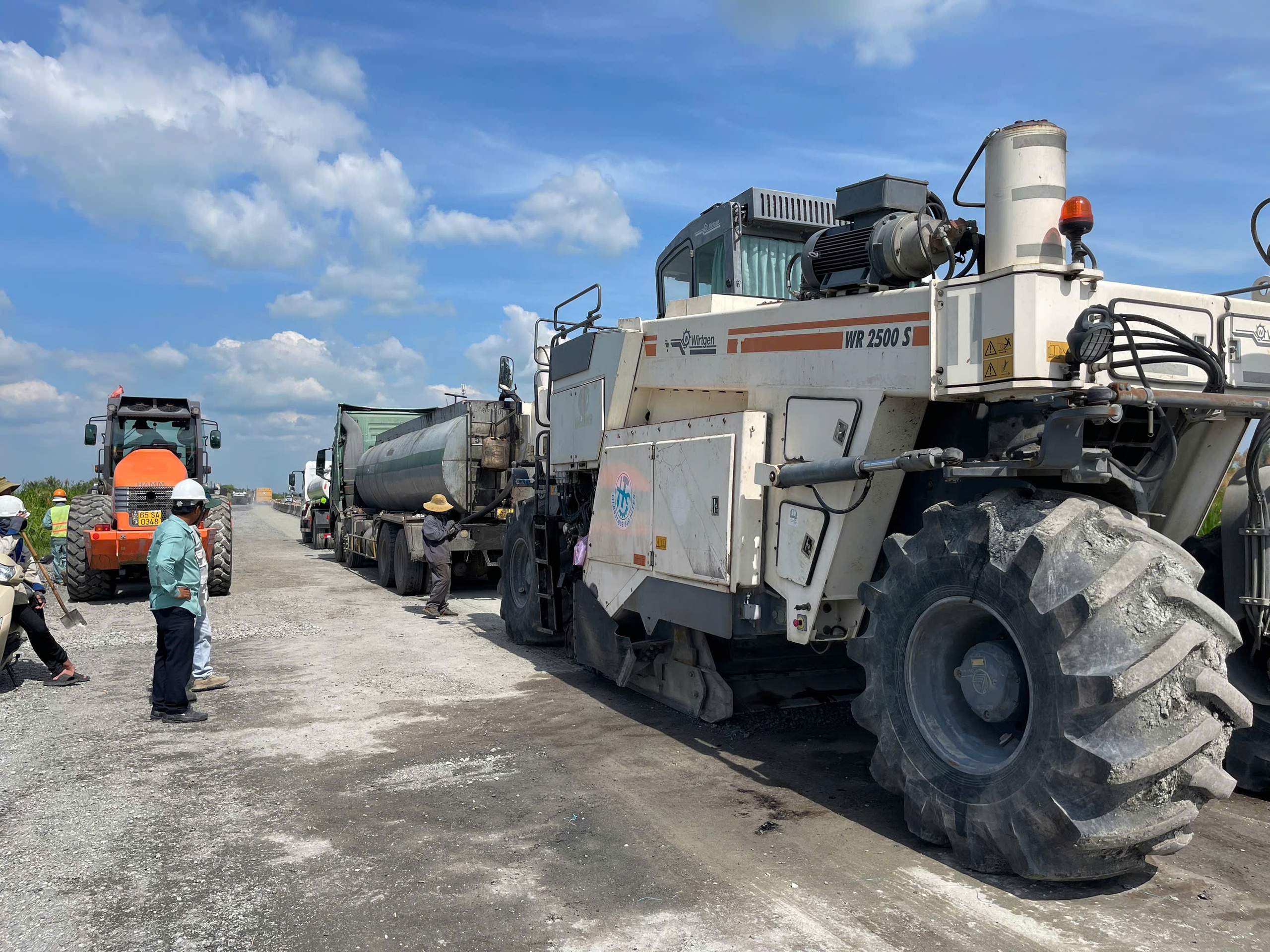 Tăng ca k&iacute;p, thi c&ocirc;ng xuy&ecirc;n Tết đua tiến độ n&acirc;ng cấp tuyến Lộ Tẻ - Rạch Sỏi- Ảnh 2.