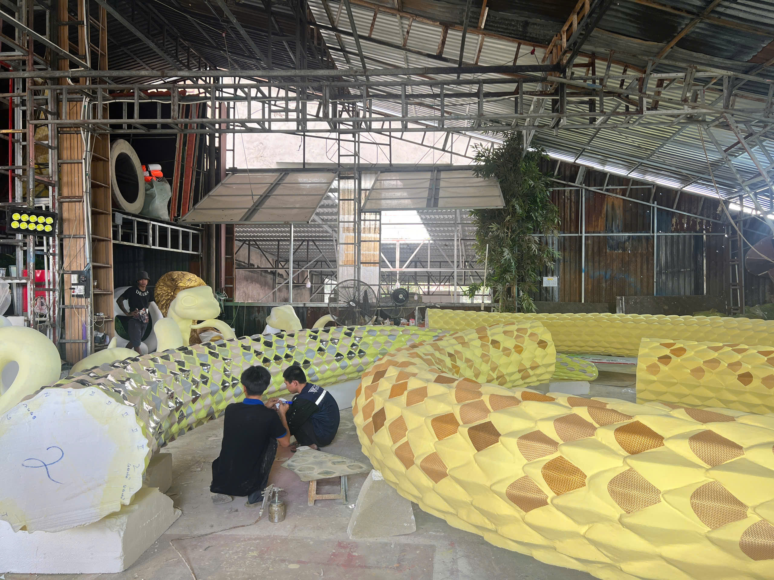 Gấp r&uacute;t ho&agrave;n thiện đ&ocirc;i linh vật rắn khổng lồ trang tr&iacute; Tết ở đường hoa Nguyễn Huệ- Ảnh 11.