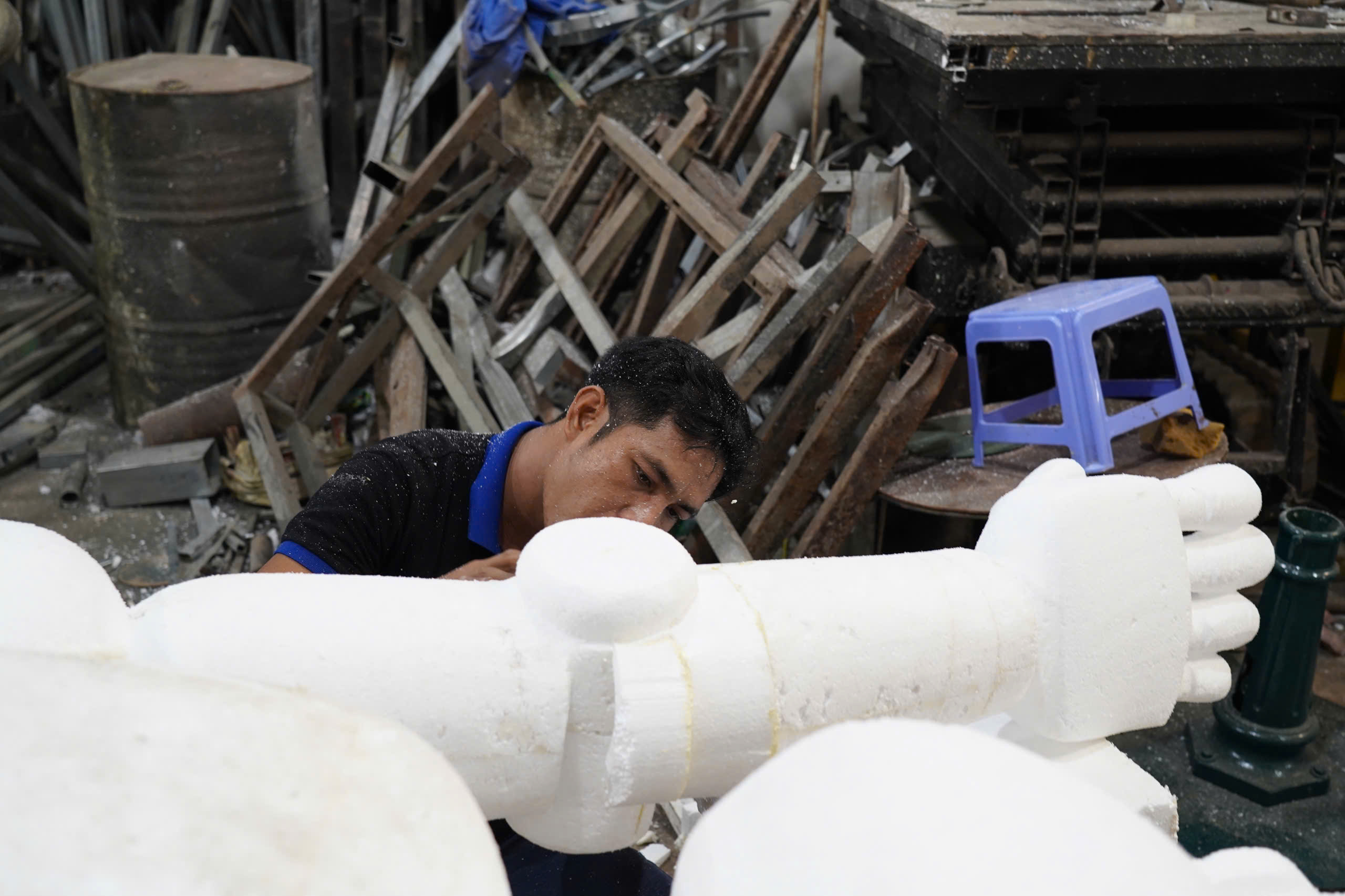 Gấp r&uacute;t ho&agrave;n thiện đ&ocirc;i linh vật rắn khổng lồ trang tr&iacute; Tết ở đường hoa Nguyễn Huệ- Ảnh 10.