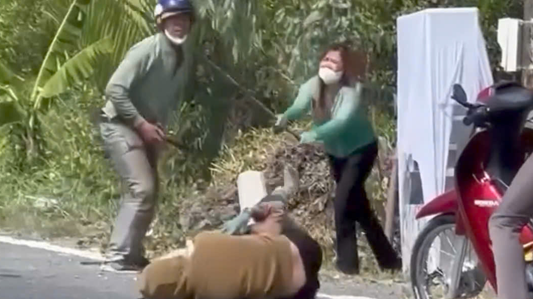 C&agrave; Mau: Chặn xe ch&eacute;m vợ cũ sau khi đến t&ograve;a &aacute;n l&agrave;m thủ tục ly h&ocirc;n- Ảnh 1.