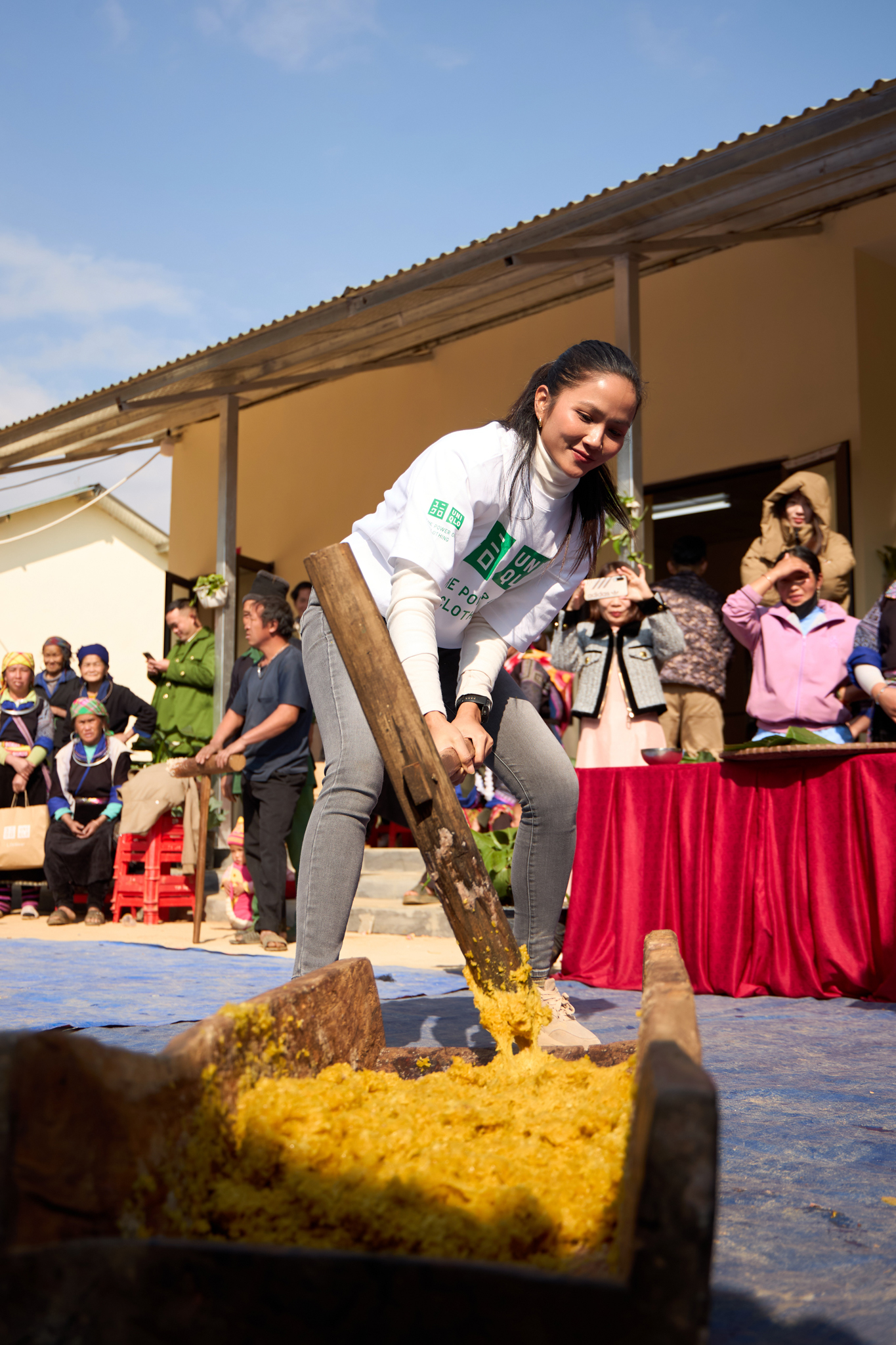 Hoa hậu H&rsquo;Hen Ni&ecirc; kh&aacute;nh th&agrave;nh điểm trường, tự tay l&agrave;m b&aacute;nh d&agrave;y trước thềm tết Ất Tỵ- Ảnh 7.
