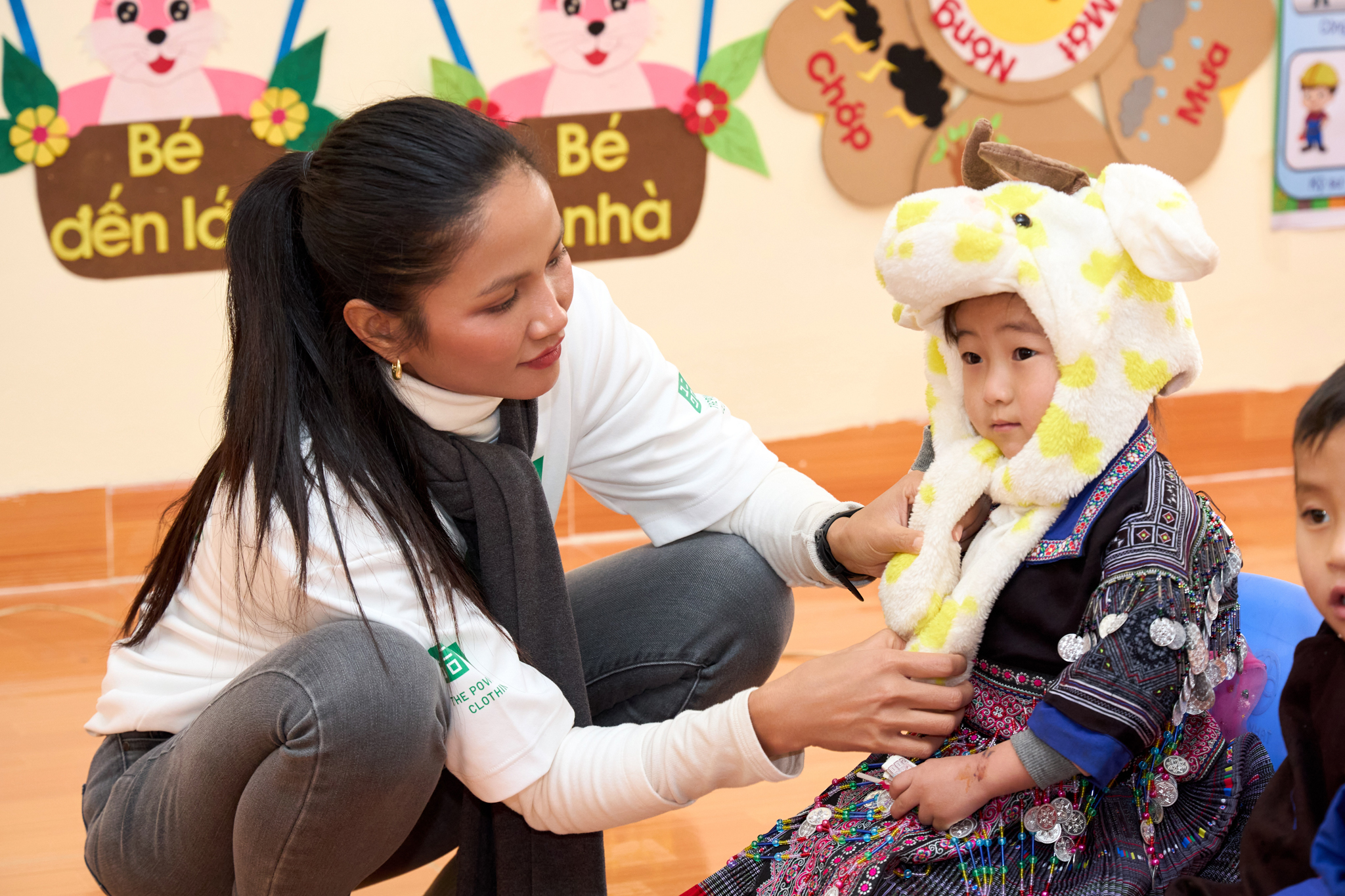 Hoa hậu H&rsquo;Hen Ni&ecirc; kh&aacute;nh th&agrave;nh điểm trường, tự tay l&agrave;m b&aacute;nh d&agrave;y trước thềm tết Ất Tỵ- Ảnh 2.