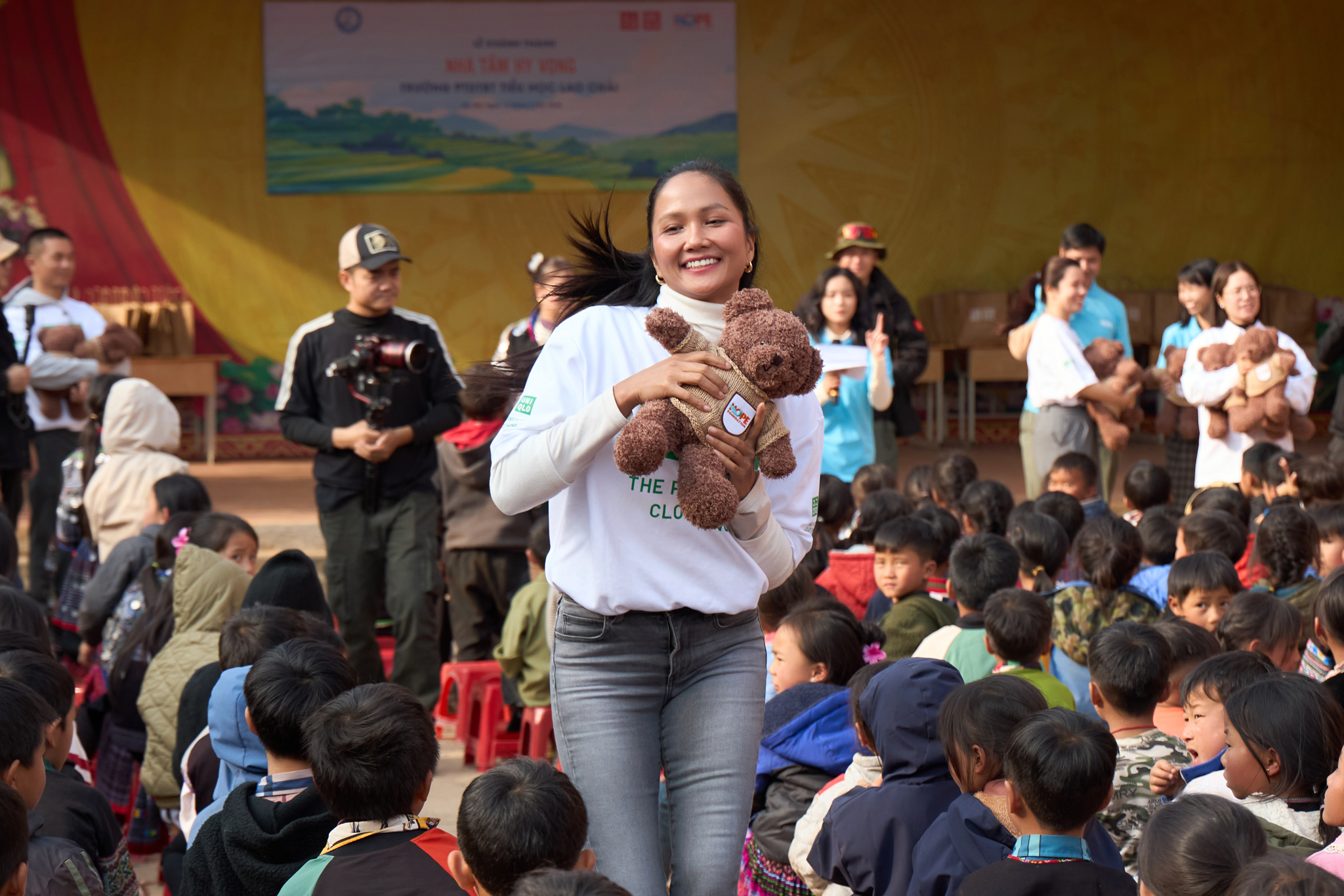 Hoa hậu H&rsquo;Hen Ni&ecirc; kh&aacute;nh th&agrave;nh điểm trường, tự tay l&agrave;m b&aacute;nh d&agrave;y trước thềm tết Ất Tỵ- Ảnh 10.