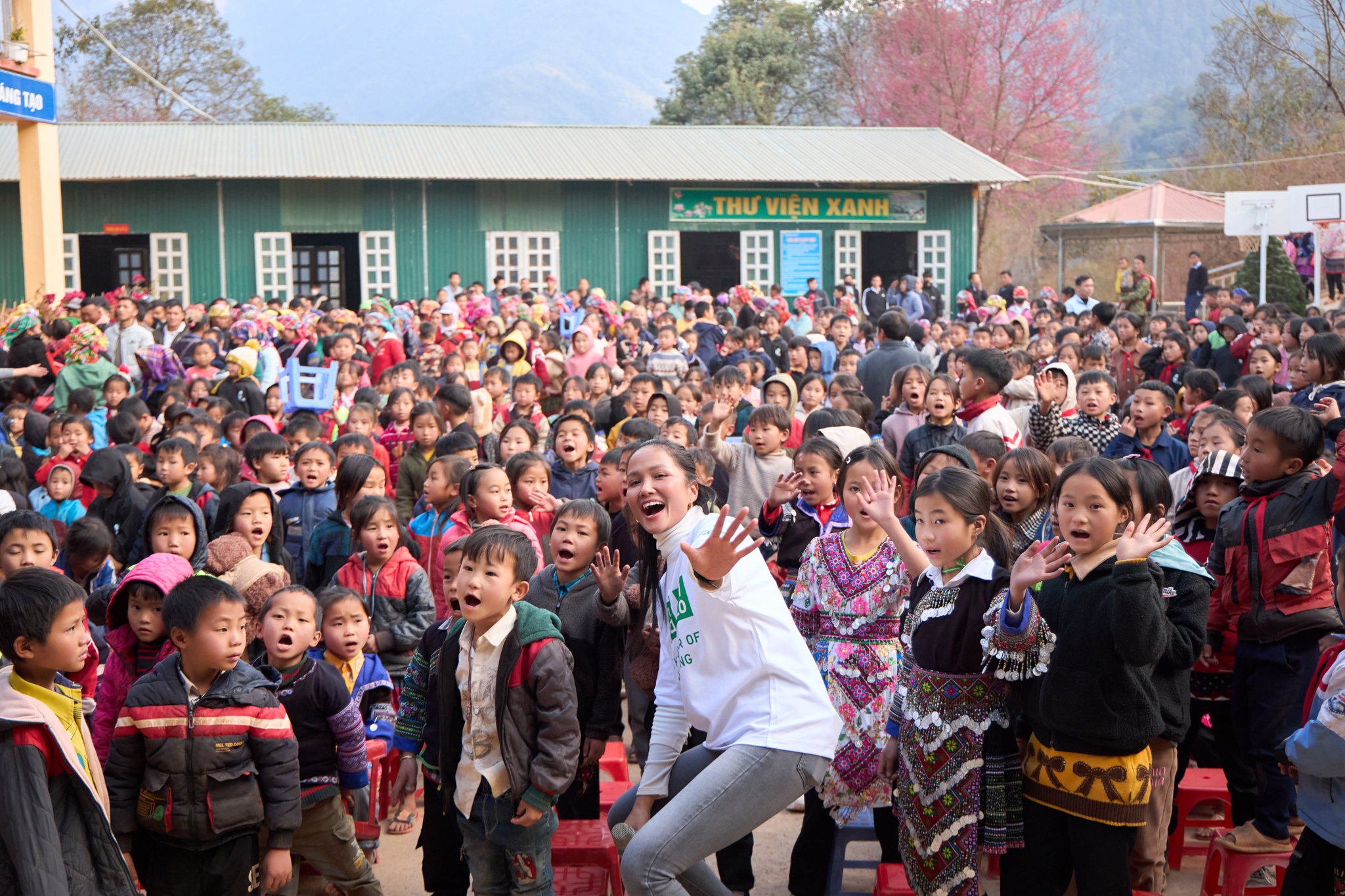 Hoa hậu H&rsquo;Hen Ni&ecirc; kh&aacute;nh th&agrave;nh điểm trường, tự tay l&agrave;m b&aacute;nh d&agrave;y trước thềm tết Ất Tỵ- Ảnh 11.