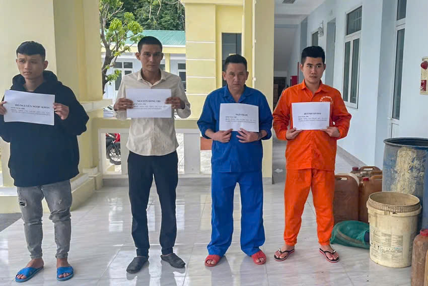 Nh&oacute;m chuy&ecirc;n trộm dầu xe tải tr&ecirc;n quốc lộ 1 sa lưới- Ảnh 2.