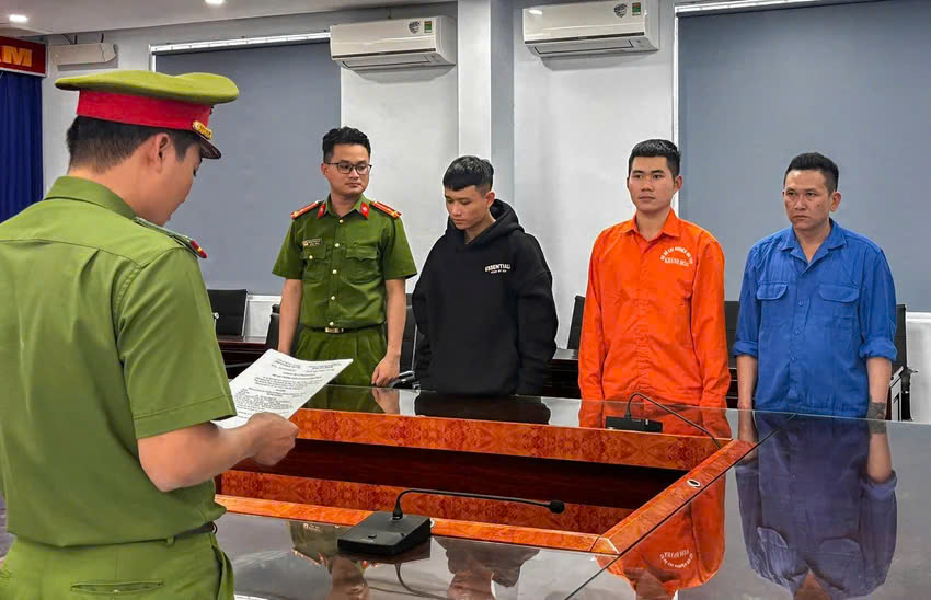 Nh&oacute;m chuy&ecirc;n trộm dầu xe tải tr&ecirc;n quốc lộ 1 sa lưới- Ảnh 1.