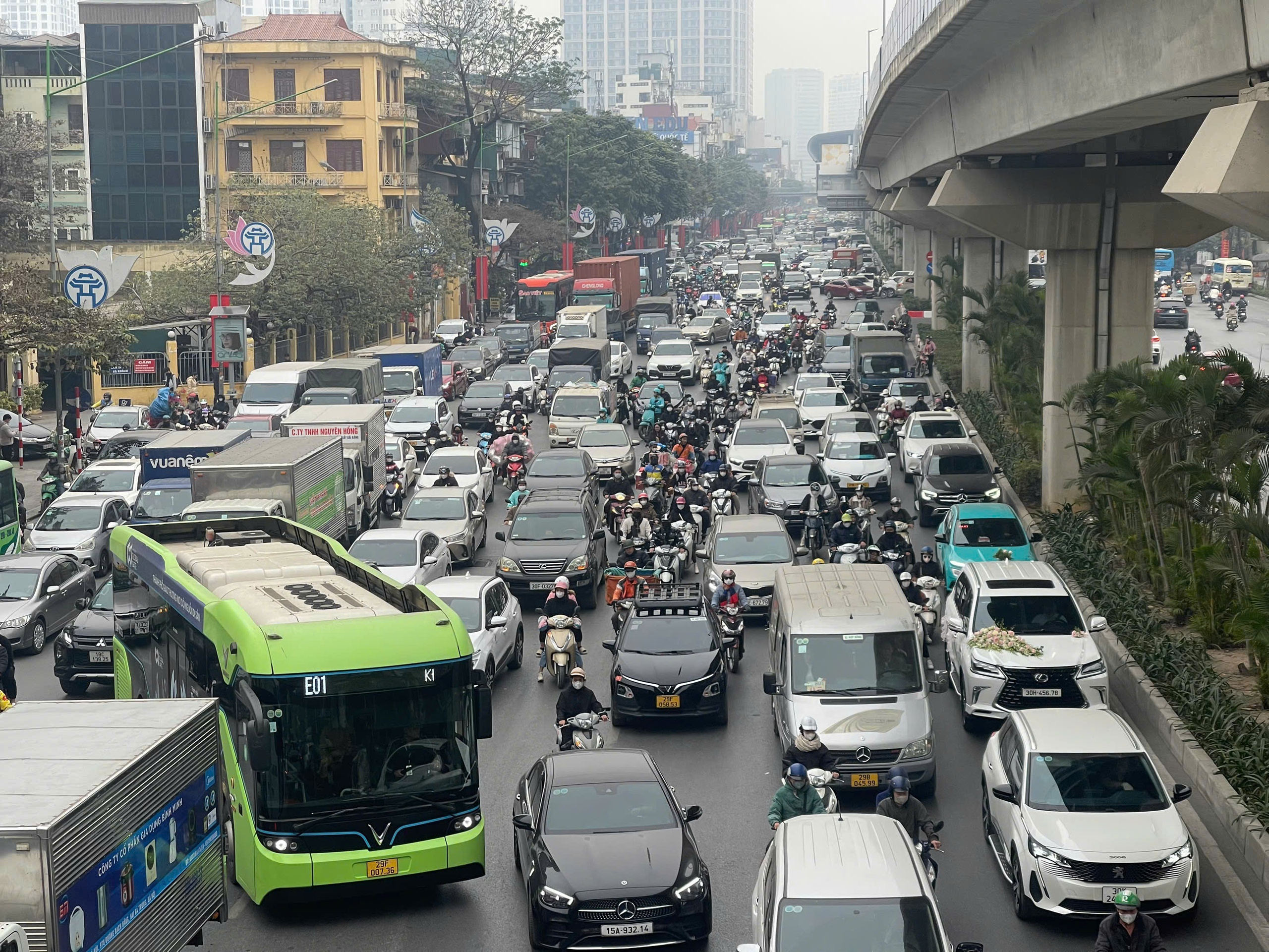 Ng&agrave;y đầu ph&acirc;n luồng, lắp camera phạt nguội n&uacute;t giao Khuất Duy Tiến- Ảnh 9.