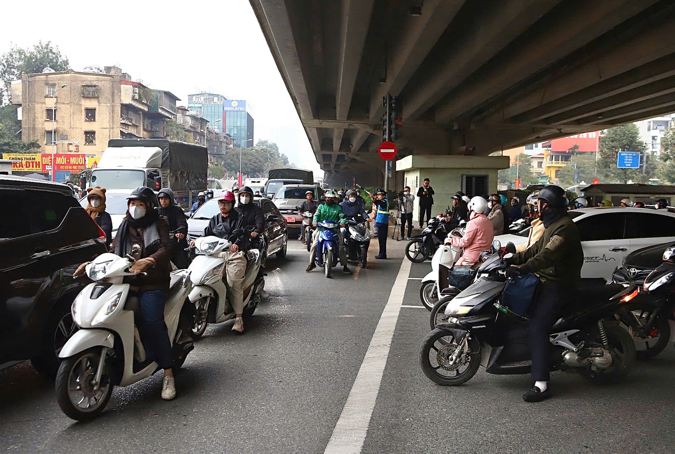 Ng&agrave;y đầu ph&acirc;n luồng, lắp camera phạt nguội n&uacute;t giao Khuất Duy Tiến- Ảnh 6.