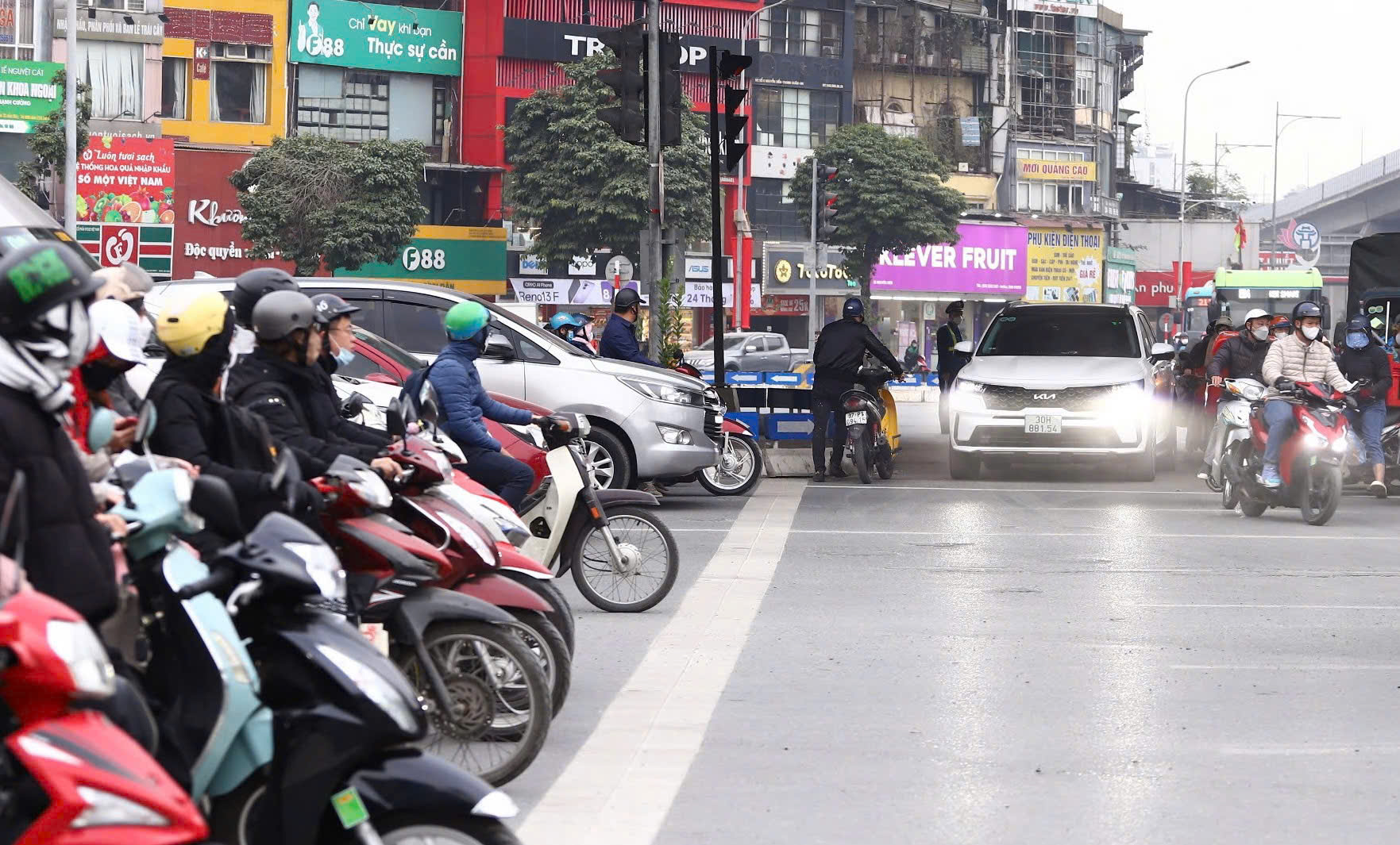 Ng&agrave;y đầu ph&acirc;n luồng, lắp camera phạt nguội n&uacute;t giao Khuất Duy Tiến- Ảnh 1.