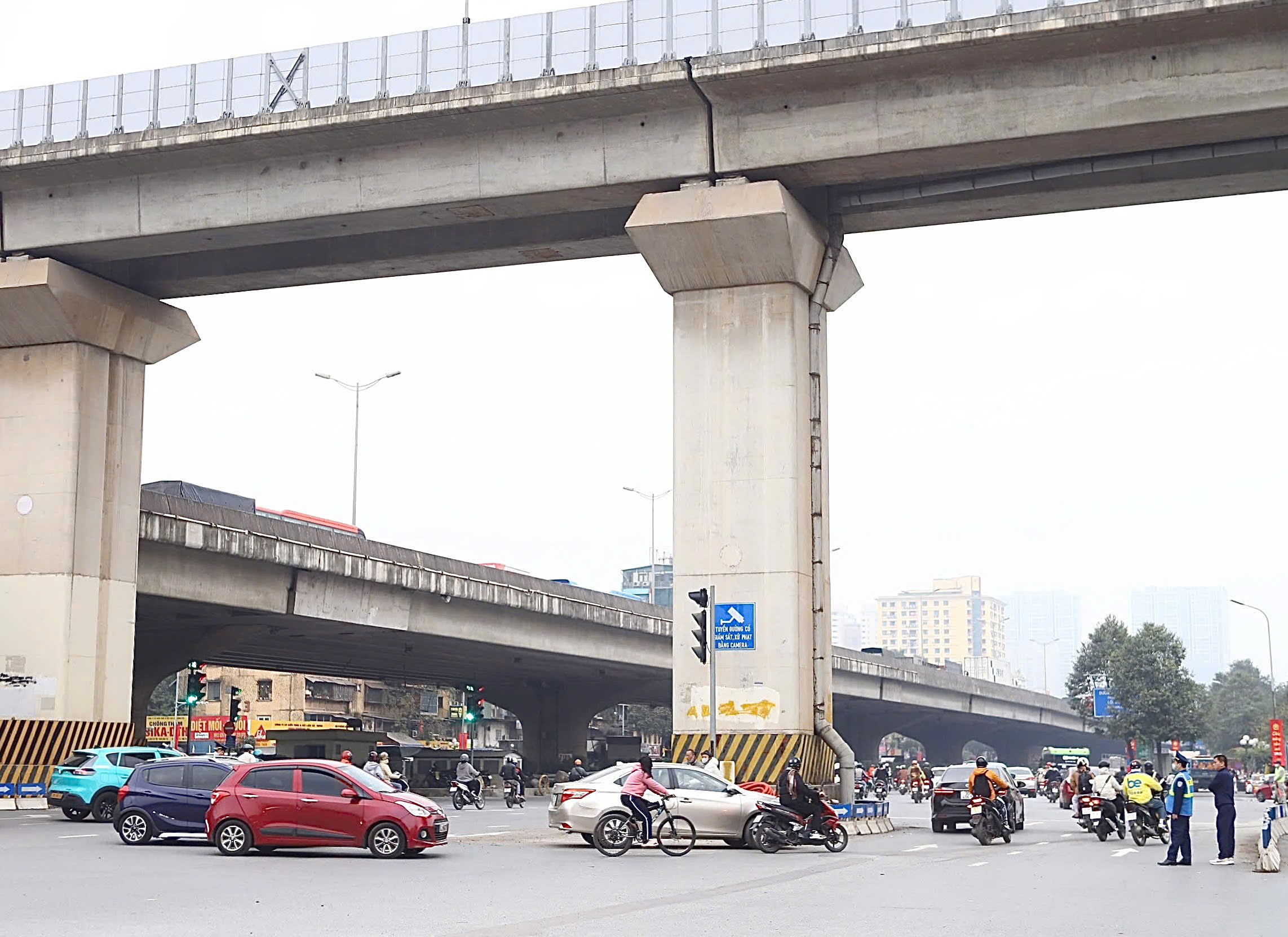 Ng&agrave;y đầu ph&acirc;n luồng, lắp camera phạt nguội n&uacute;t giao Khuất Duy Tiến- Ảnh 7.