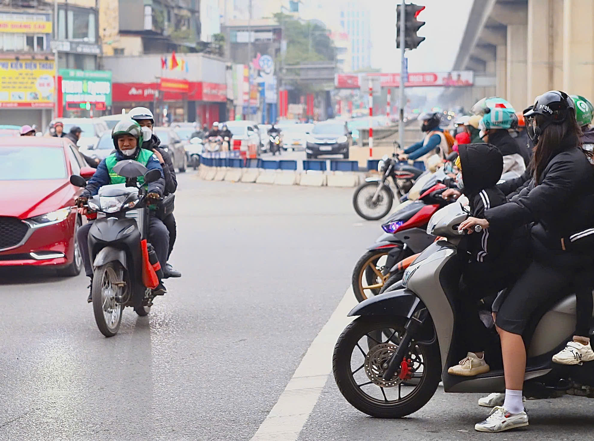 Ng&agrave;y đầu ph&acirc;n luồng, lắp camera phạt nguội n&uacute;t giao Khuất Duy Tiến- Ảnh 5.