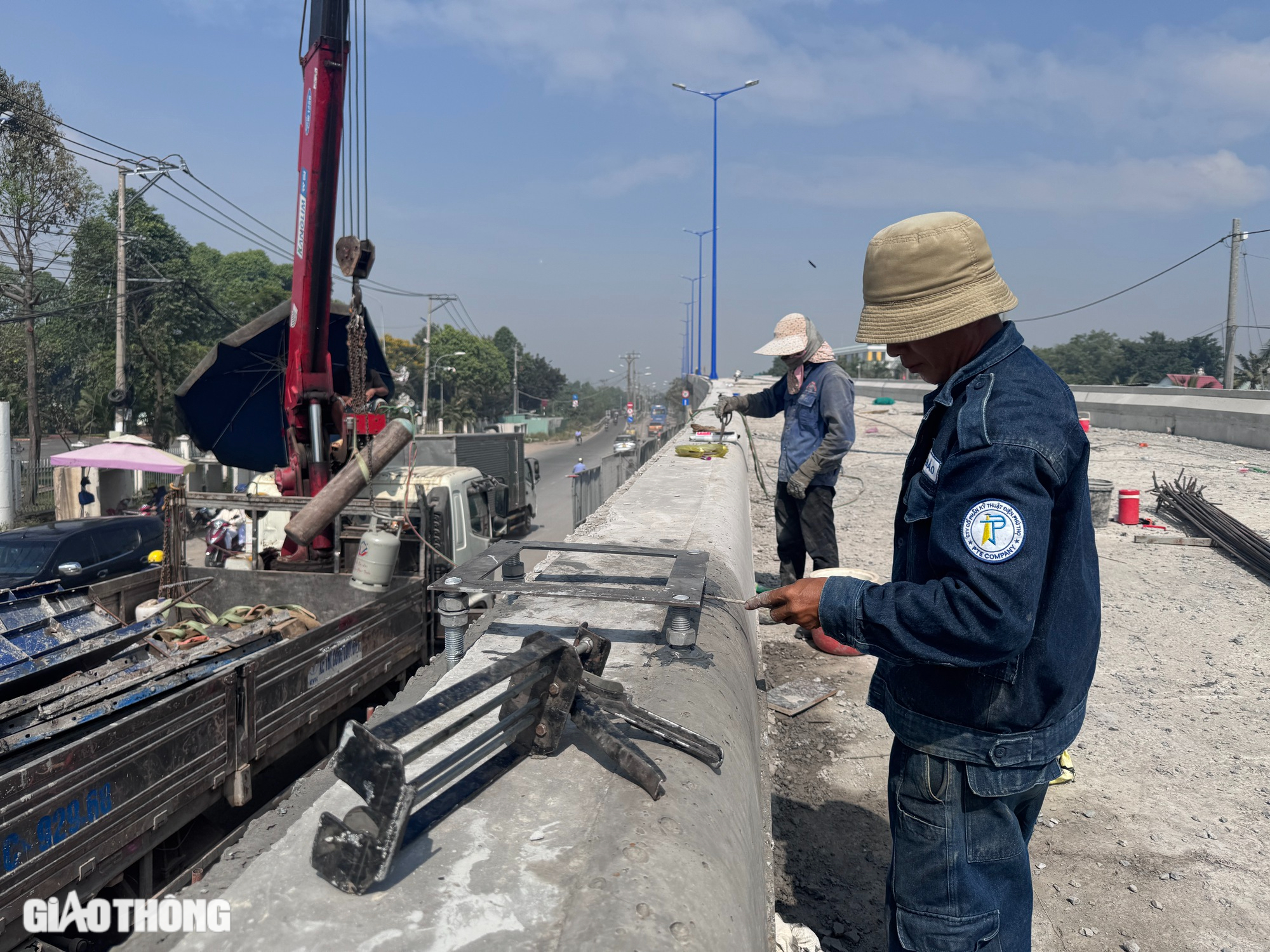 Thấp thỏm qua cầu cũ, người d&acirc;n ng&oacute;ng ng&agrave;y cầu Tăng Long mới ho&agrave;n th&agrave;nh- Ảnh 11.