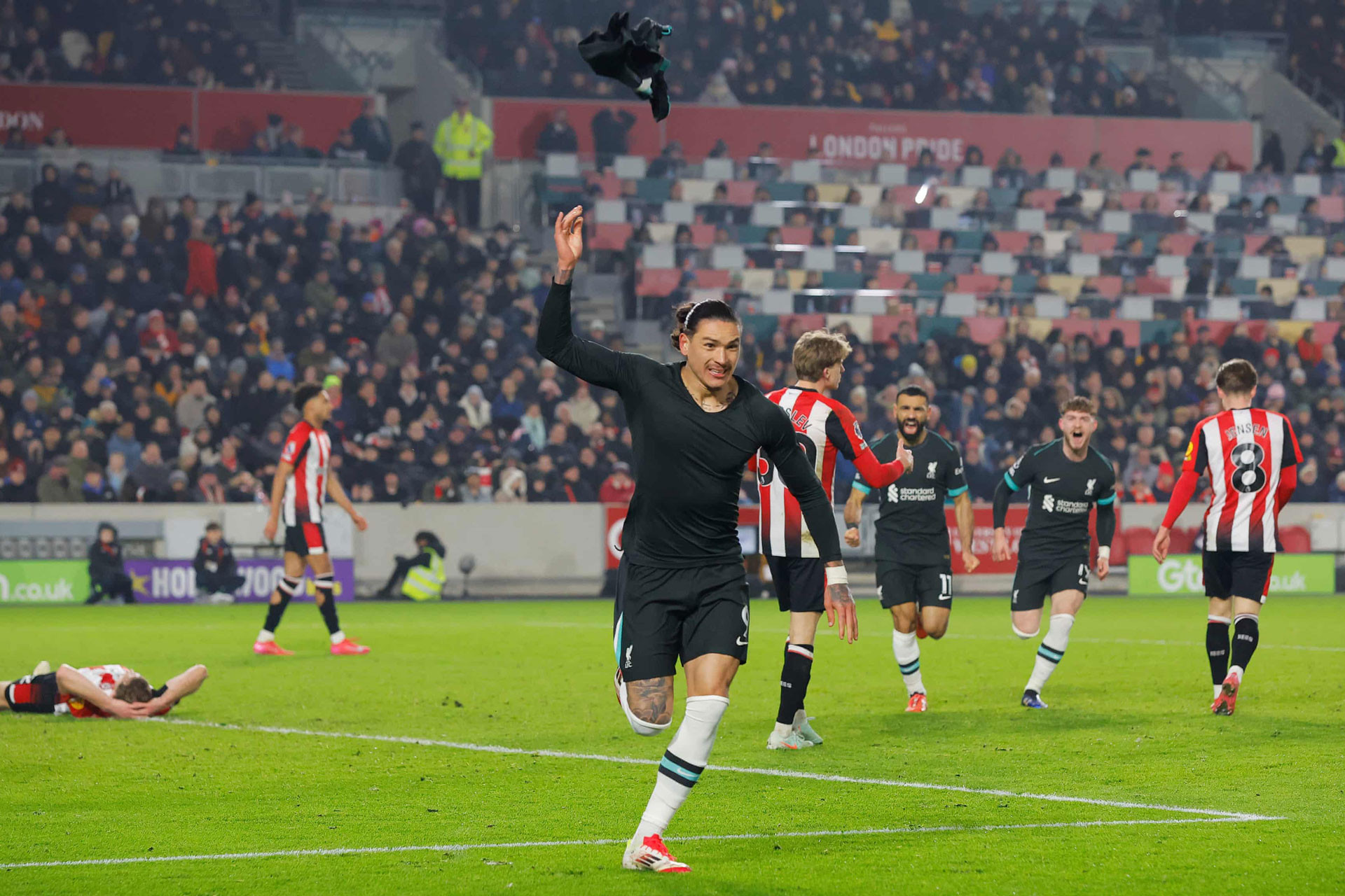 Ngoại hạng Anh: Nunez lập c&uacute; đ&uacute;p trong 2 ph&uacute;t, Liverpool thắng nghẹt thở Brentford- Ảnh 1.
