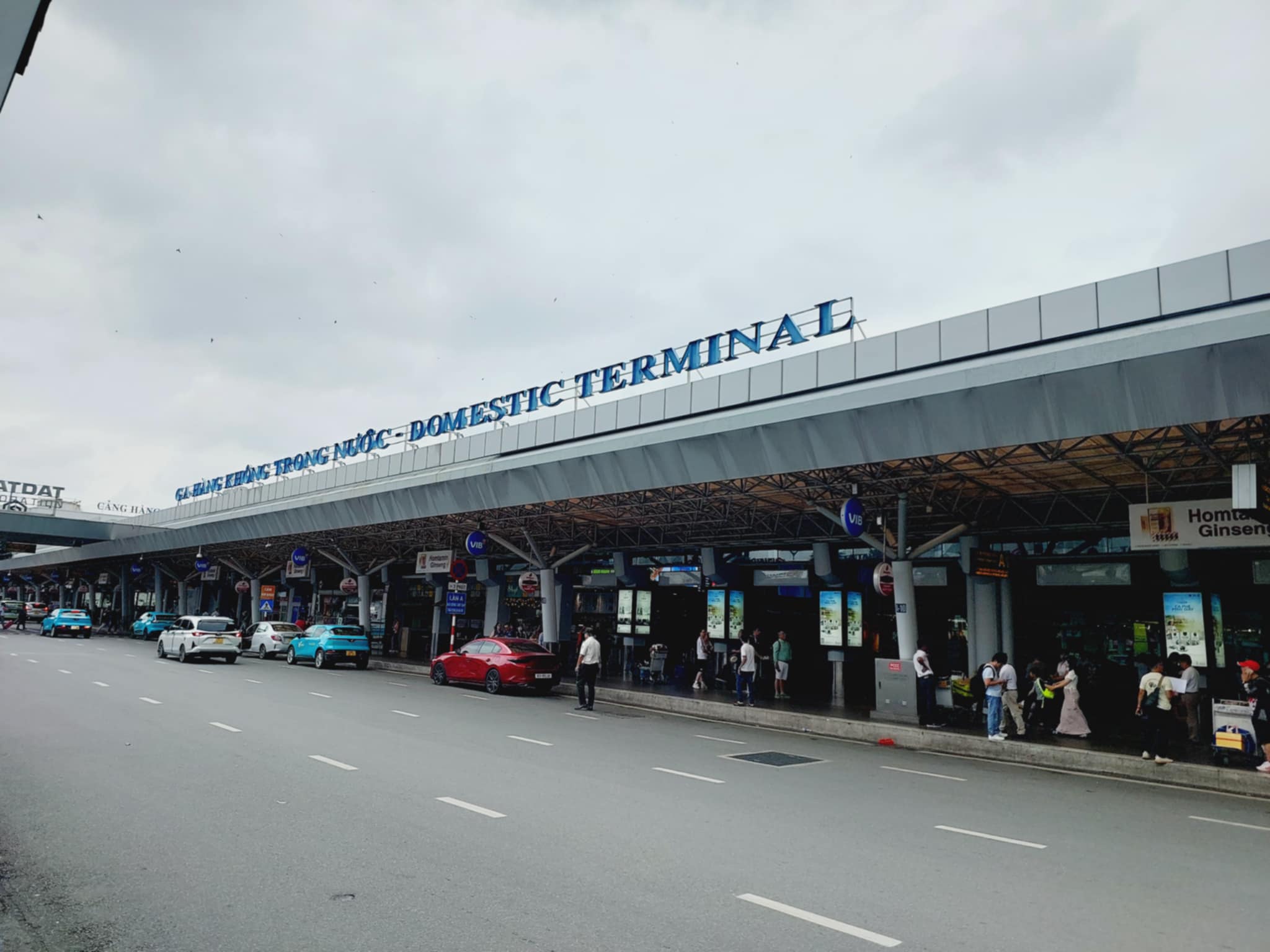 Bố trí xe buýt trung chuyển khách tại sân bay Tân Sơn Nhất, tránh ùn tắc dịp Tết 2025- Ảnh 1. Bố trí xe buýt trung chuyển khách tại sân bay Tân Sơn Nhất, tránh ùn tắc dịp Tết 2025- Ảnh 1.