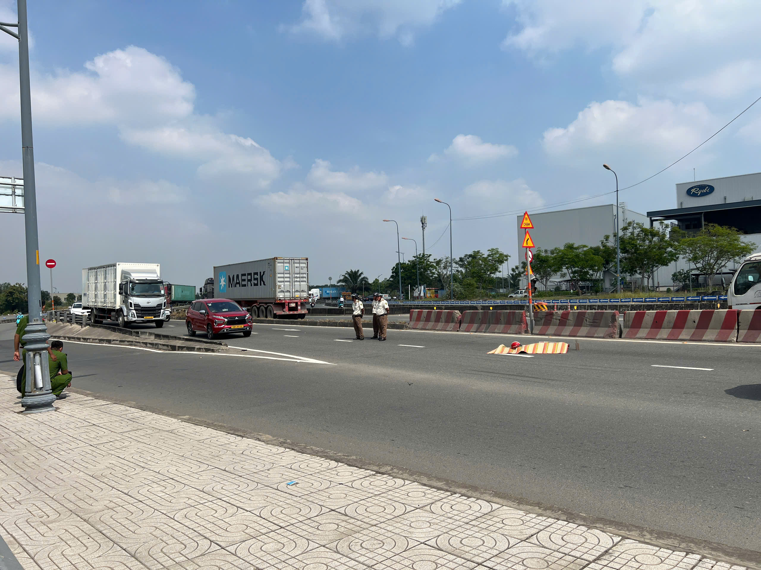 Người đ&agrave;n &ocirc;ng tử vong ở dốc cầu Ph&uacute; Hữu- Ảnh 1.