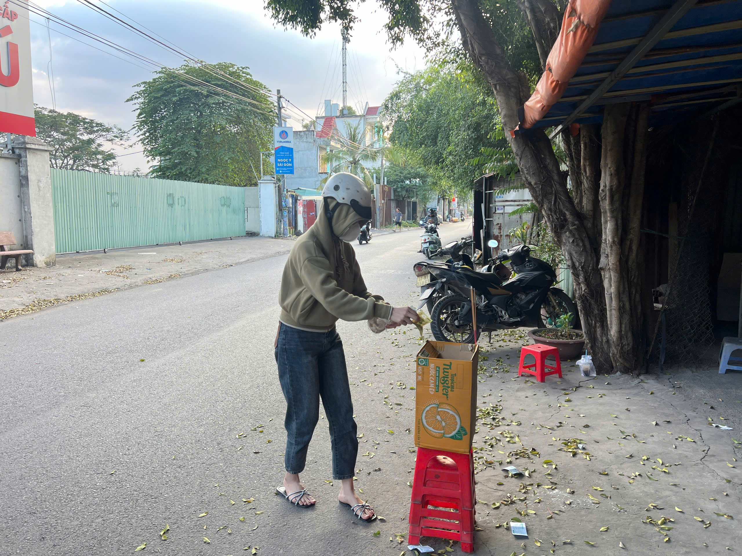 Người đ&agrave;n &ocirc;ng tử vong trong qu&aacute;n c&agrave; ph&ecirc; v&otilde;ng ở B&igrave;nh Dương- Ảnh 1.