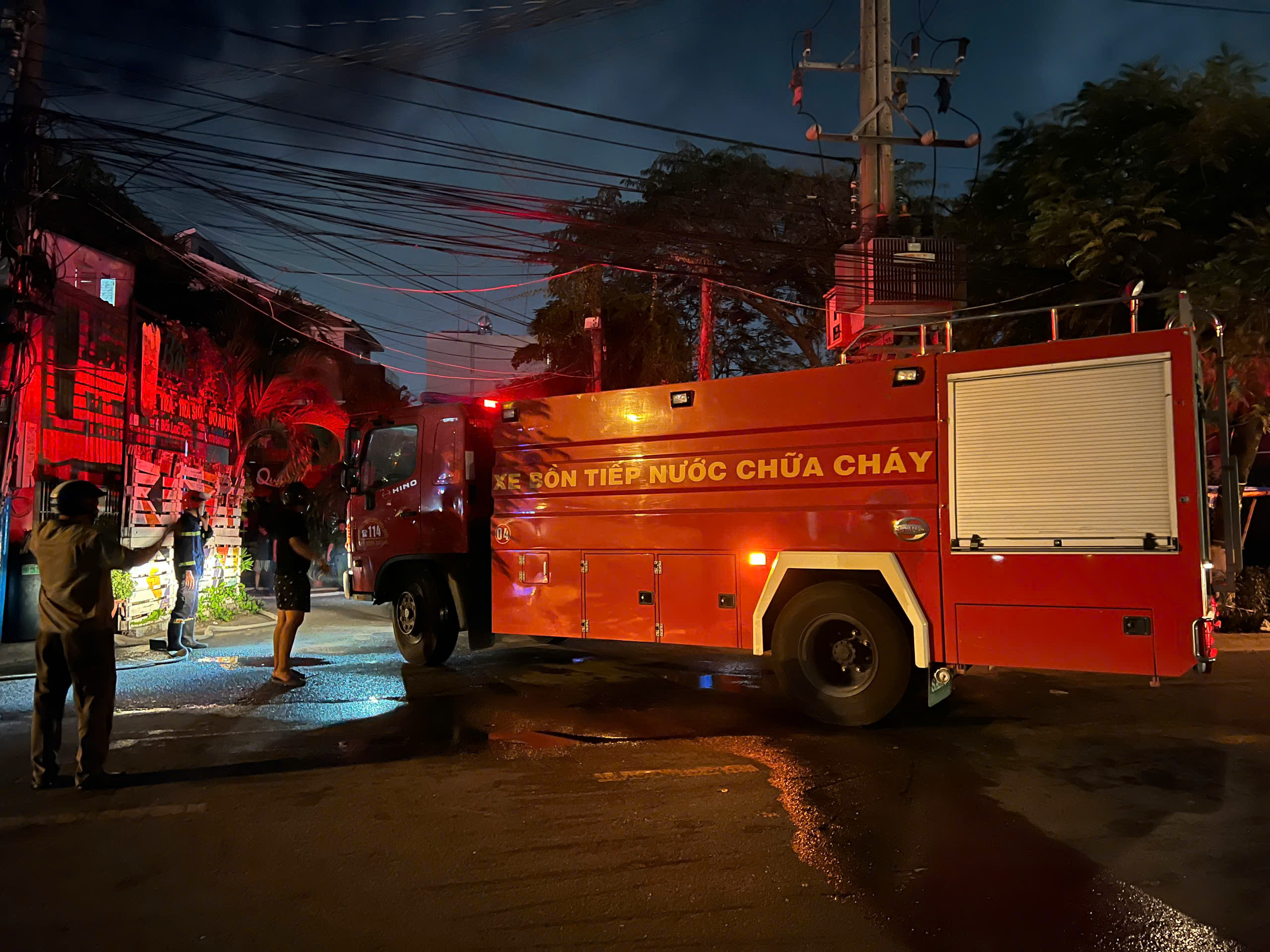 Ch&aacute;y nh&agrave; xưởng trong hẻm ở B&igrave;nh Dương, người d&acirc;n hốt hoảng di dời t&agrave;i sản- Ảnh 2.